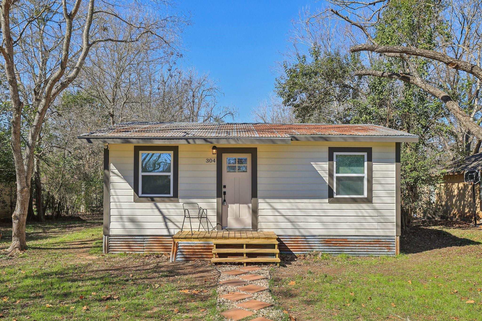 304 Harris St, Smithville, TX 78957
