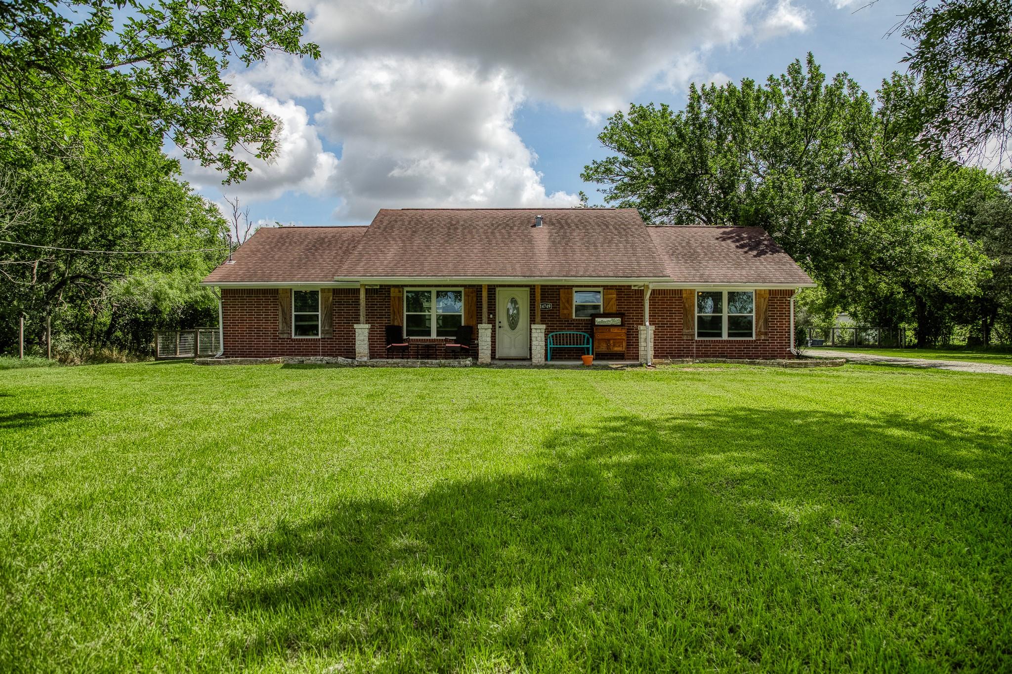 14749 S Dowling Rd, College Station, TX 77845