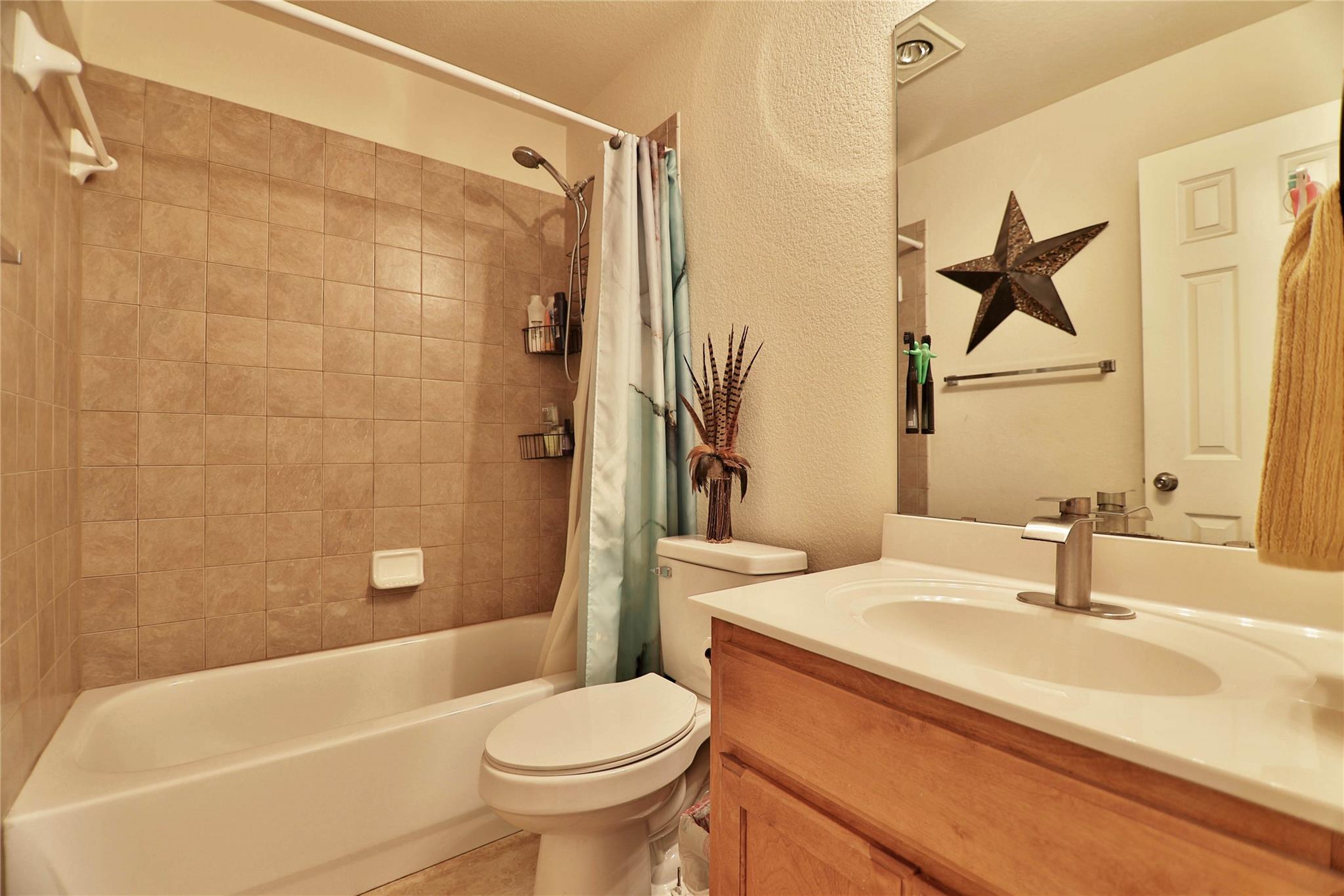 144 Round Up Dr, Liberty Hill, TX 78642