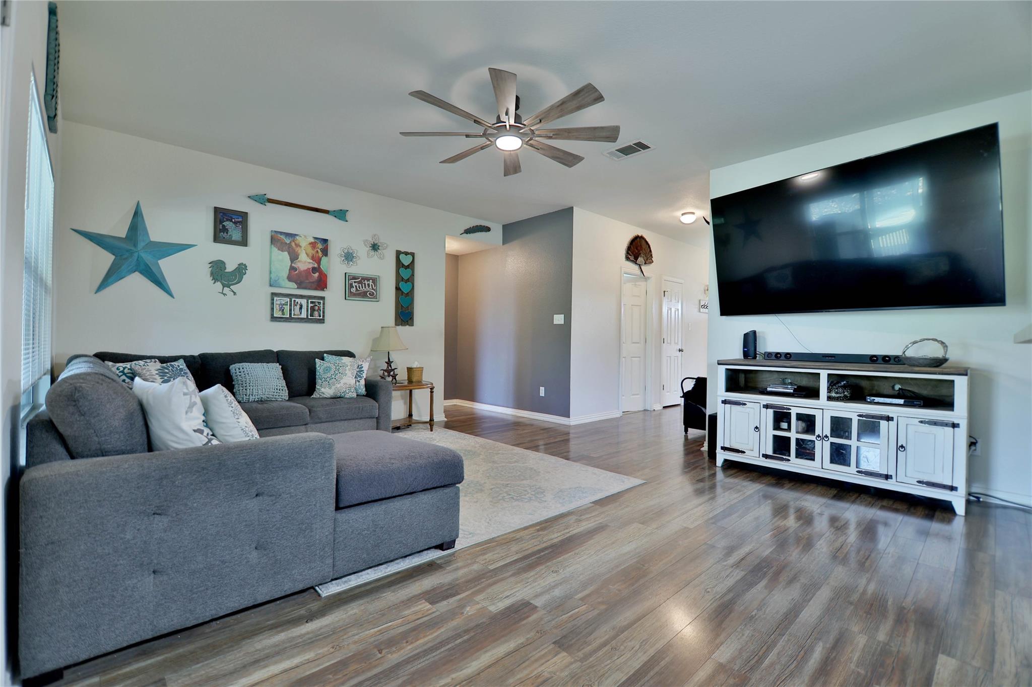 144 Round Up Dr, Liberty Hill, TX 78642