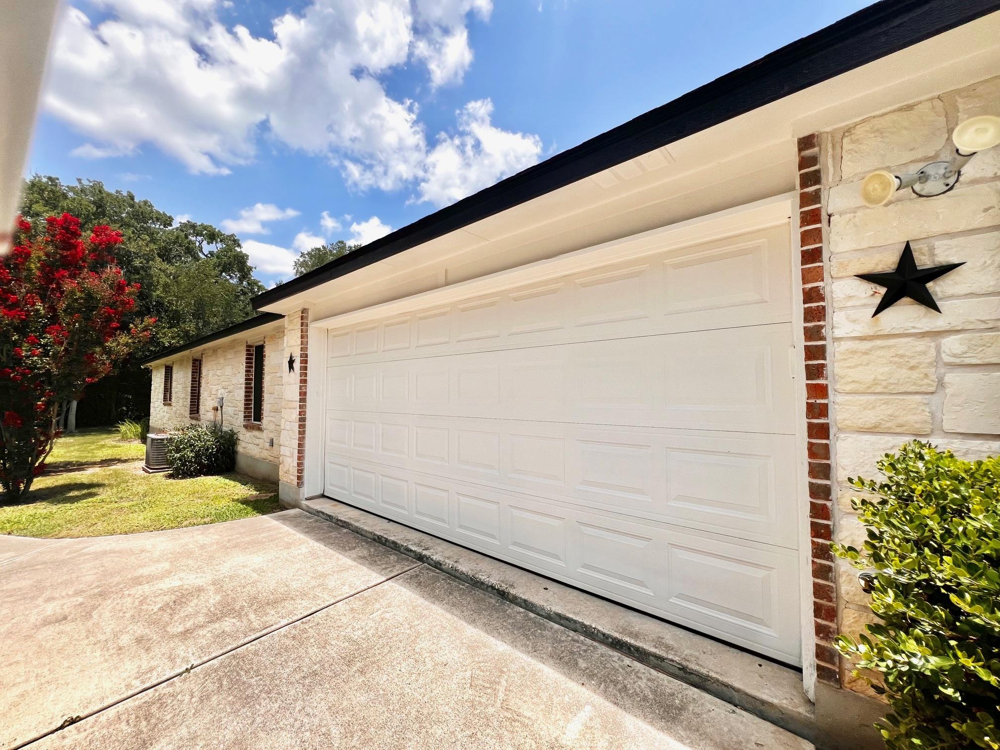 106 Hobbs Creek Cv, Cedar Creek, TX 78612