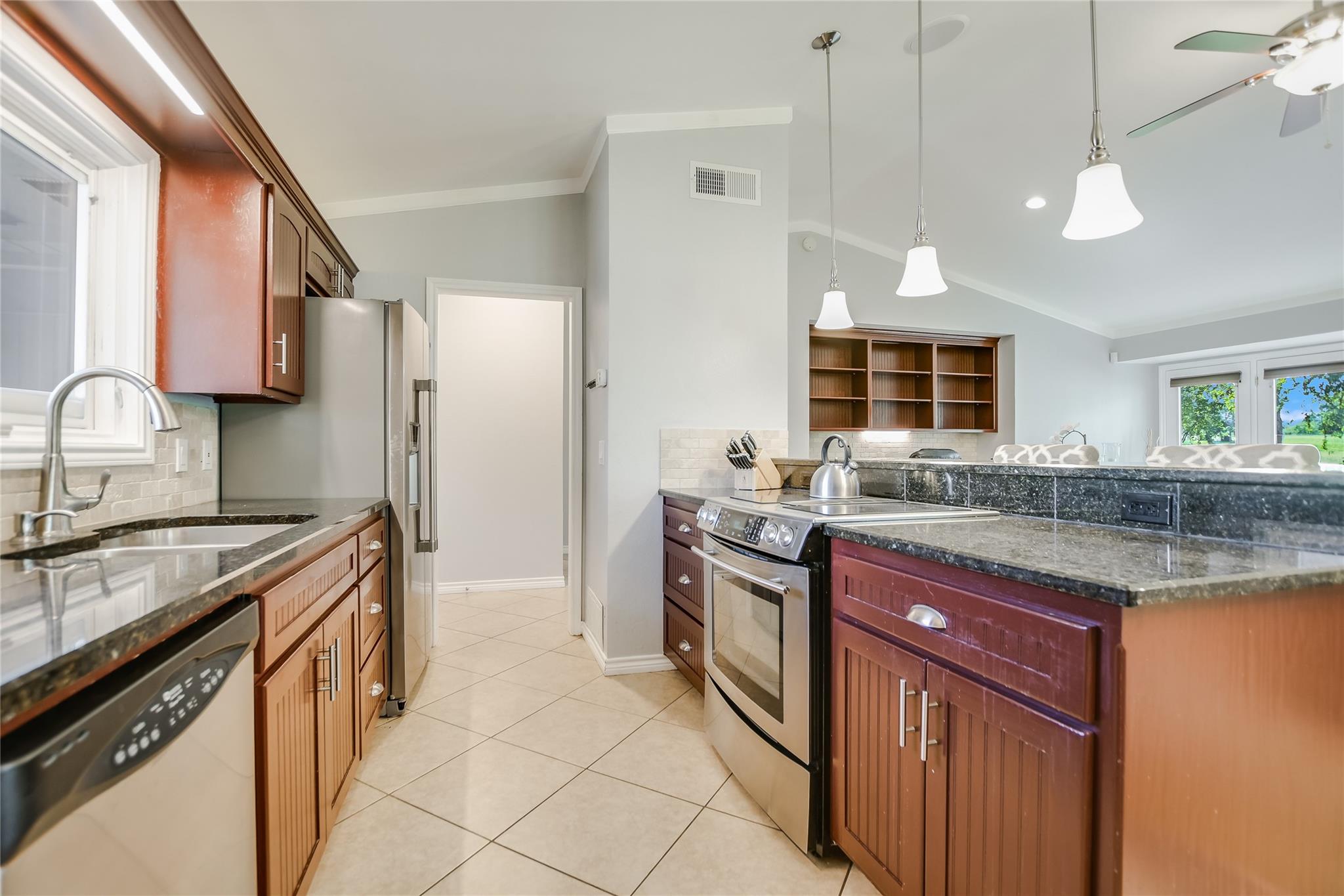 100 Bay Point Dr # 13, Horseshoe Bay, TX 78657