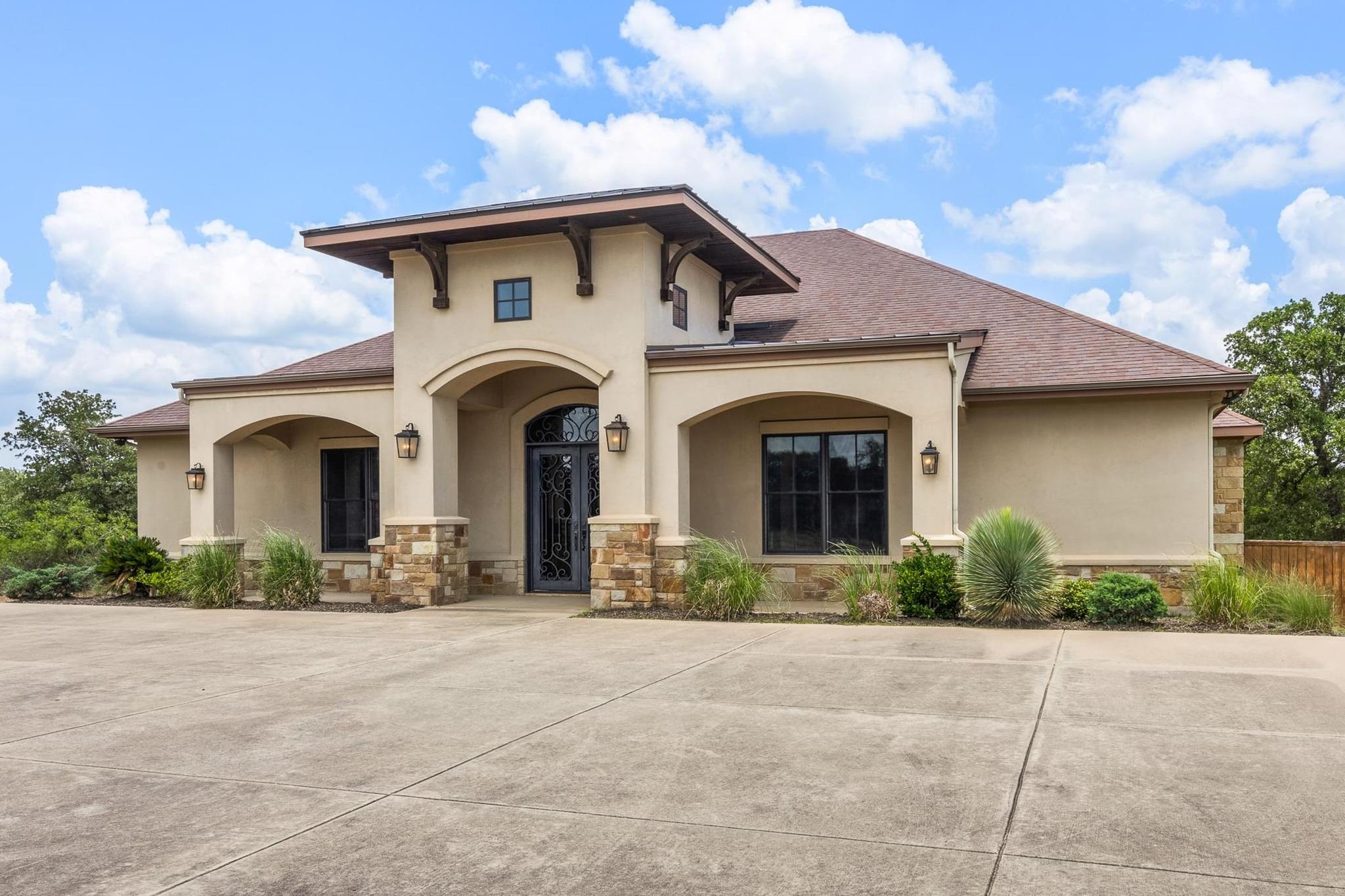 105 Applewood Dr, Cedar Creek, TX 78612