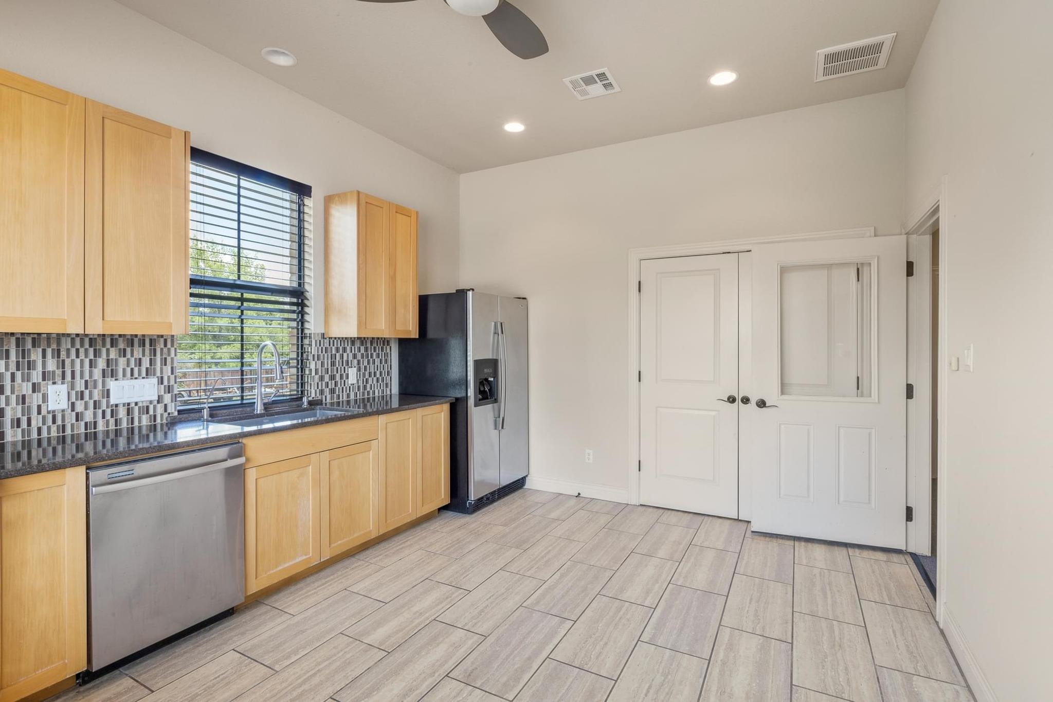105 Applewood Dr, Cedar Creek, TX 78612