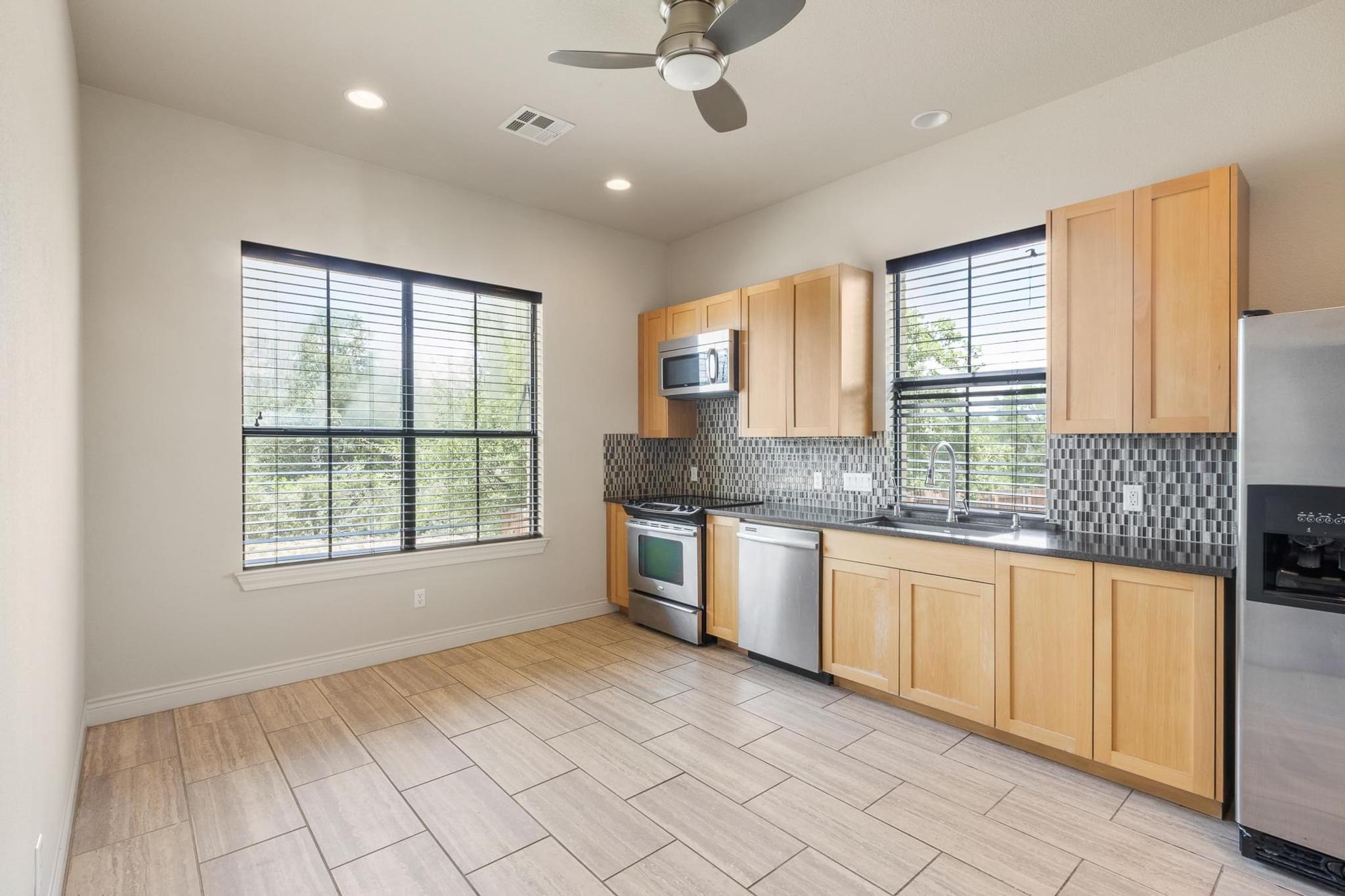 105 Applewood Dr, Cedar Creek, TX 78612