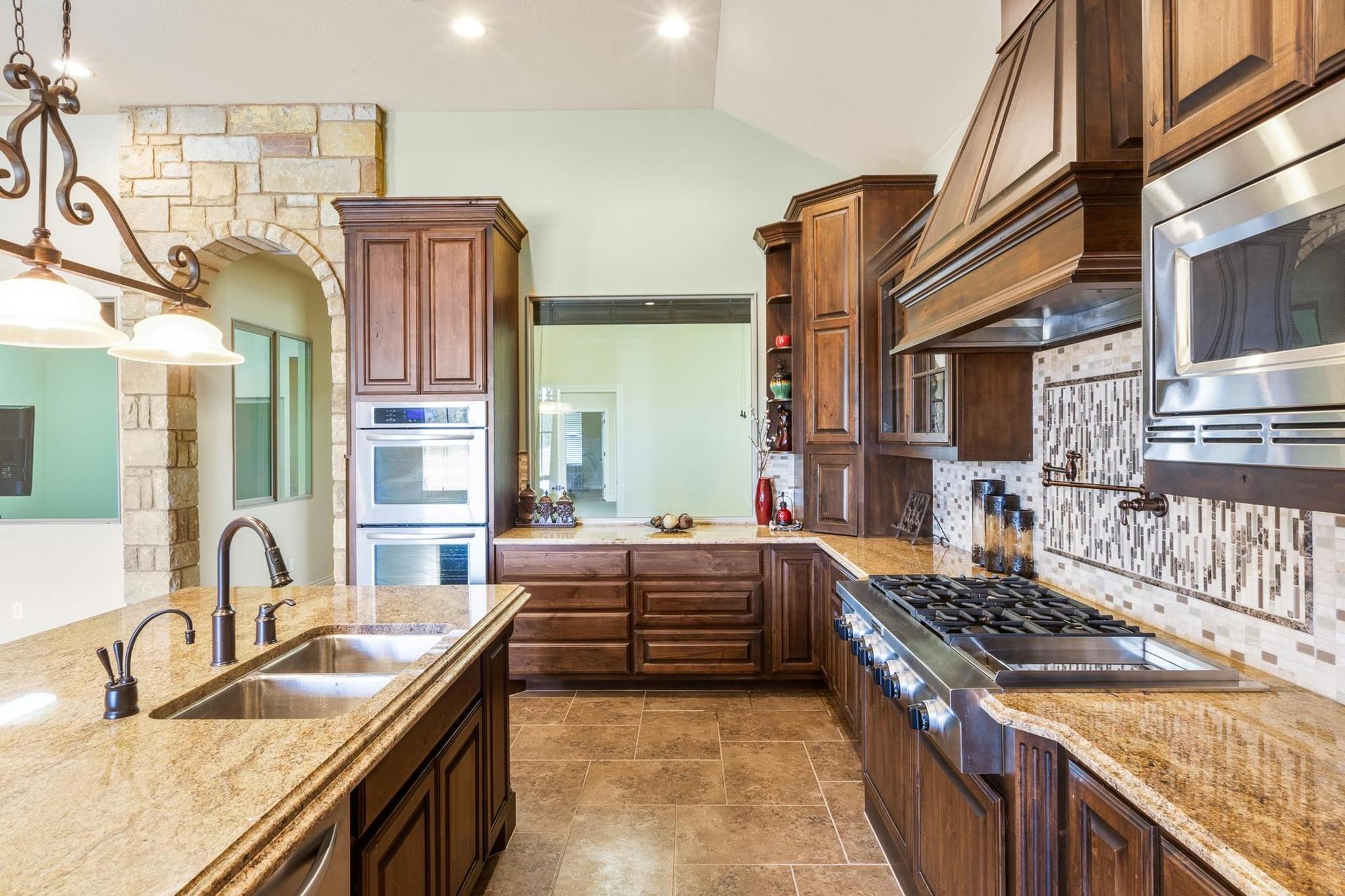105 Applewood Dr, Cedar Creek, TX 78612