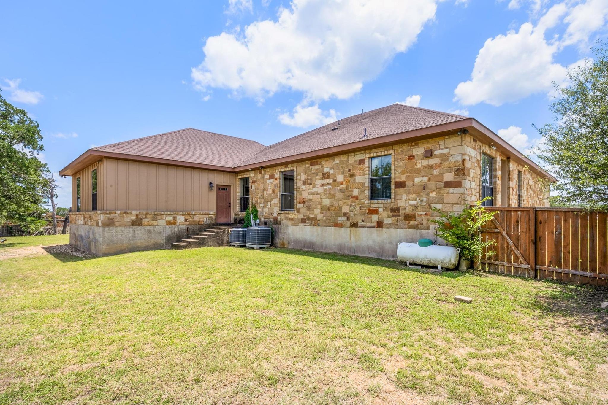 105 Applewood Dr, Cedar Creek, TX 78612