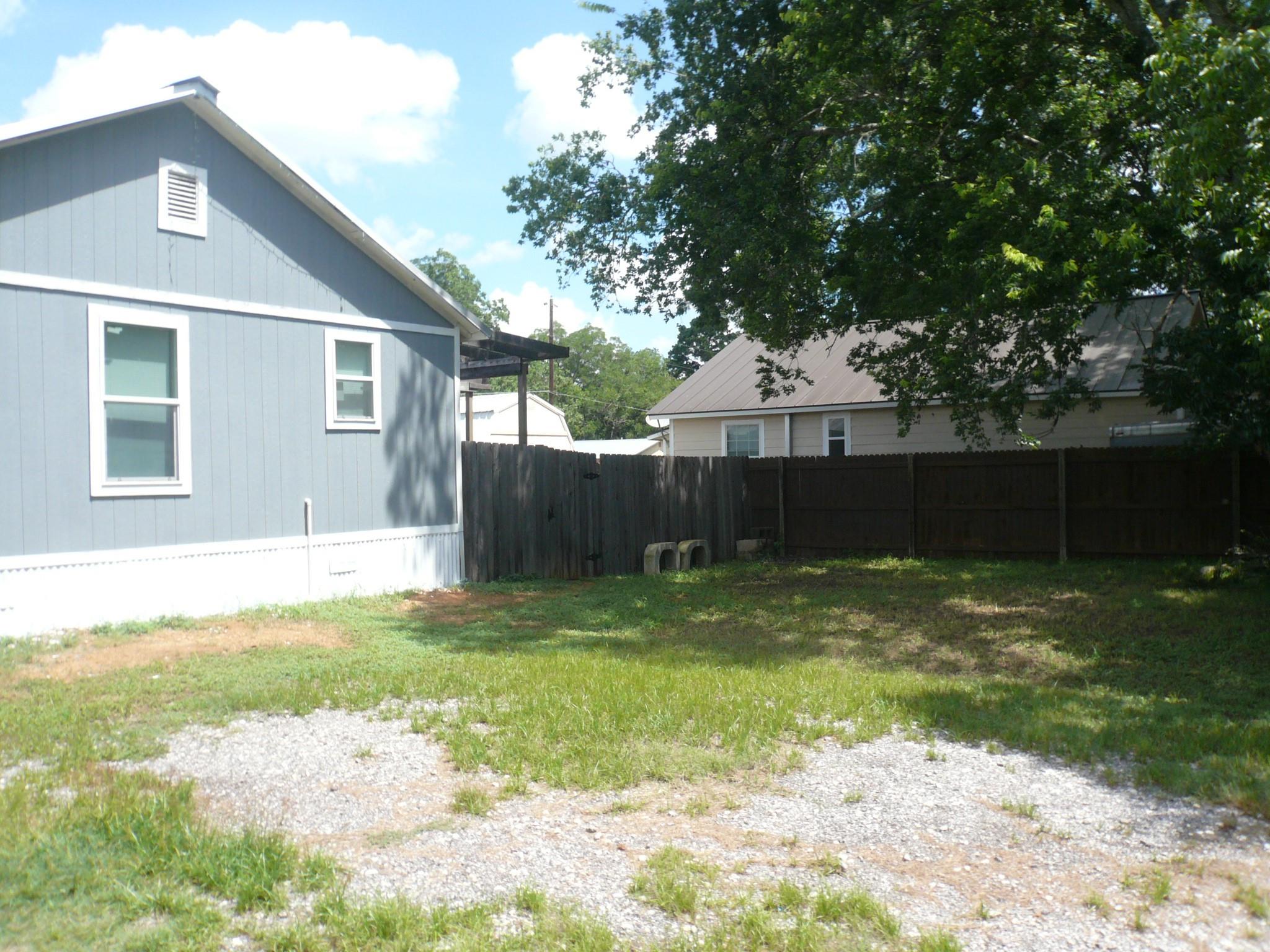 502 Ross St, Smithville, TX 78957