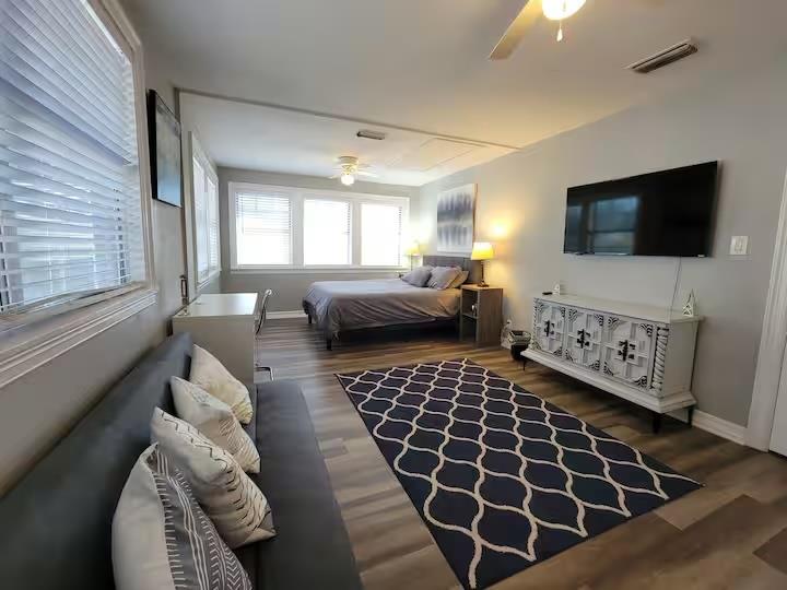 1303 Newfield Ln, Austin, TX 78703
