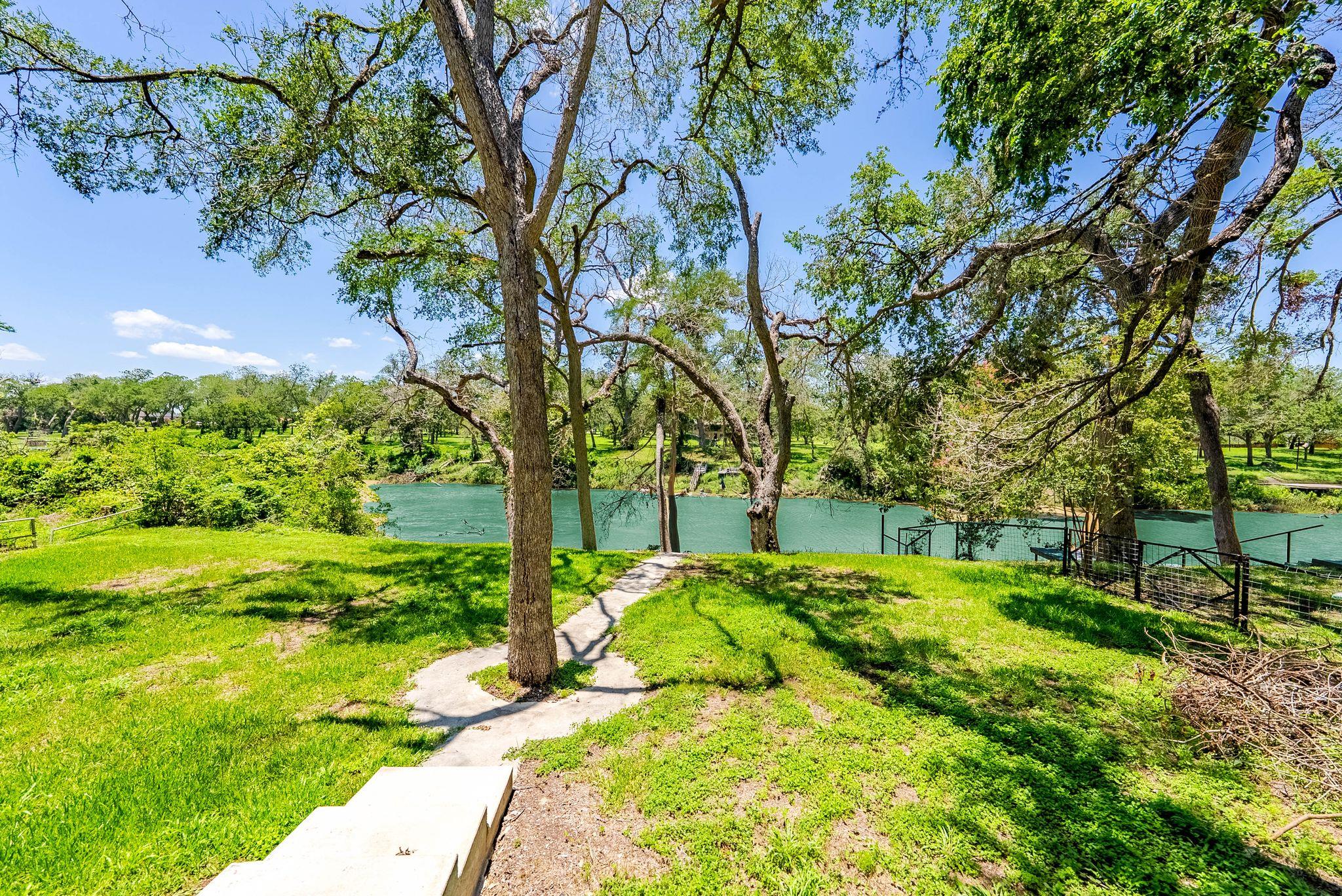 730 Gloria Dr, Seguin, TX 78155