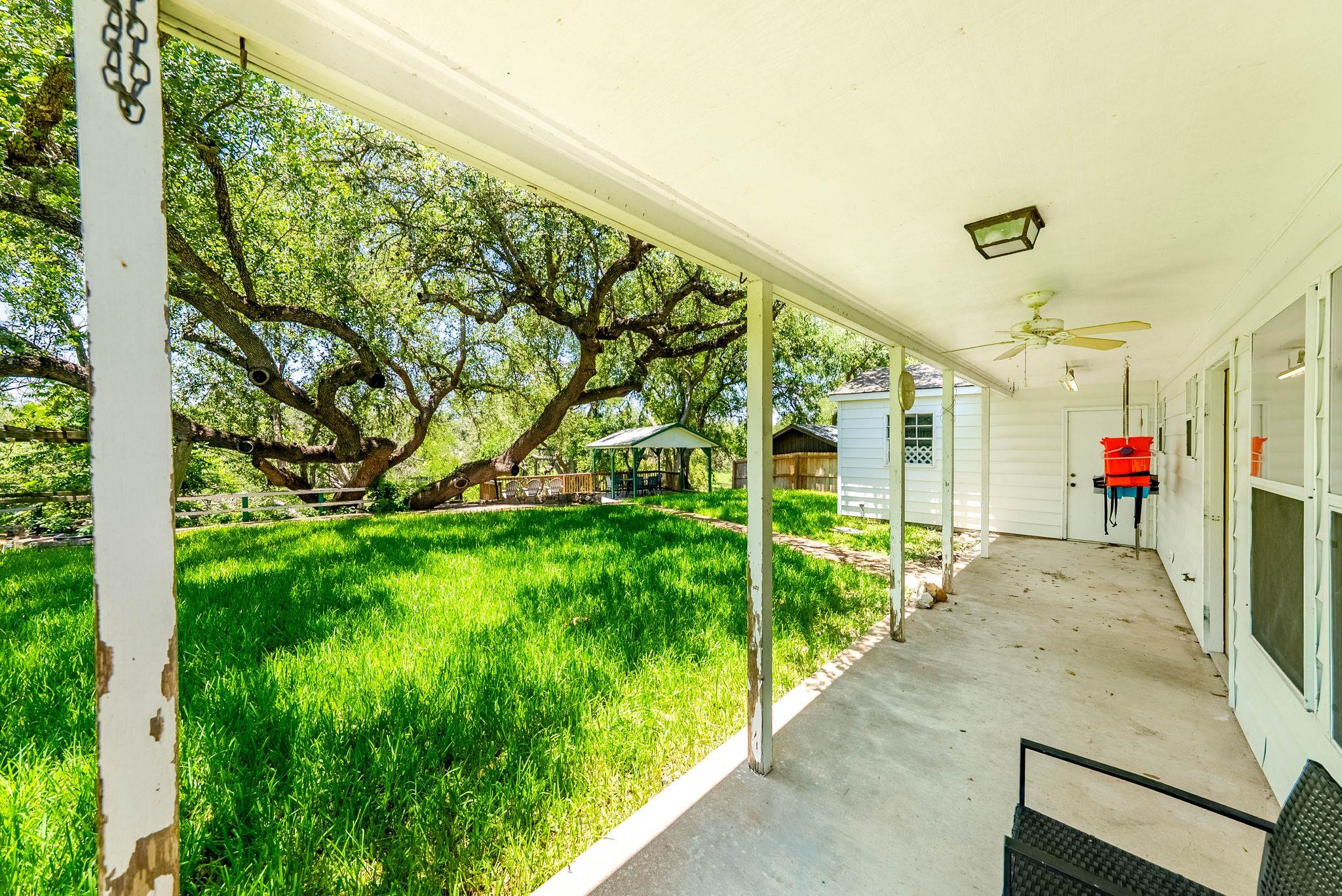 730 Gloria Dr, Seguin, TX 78155
