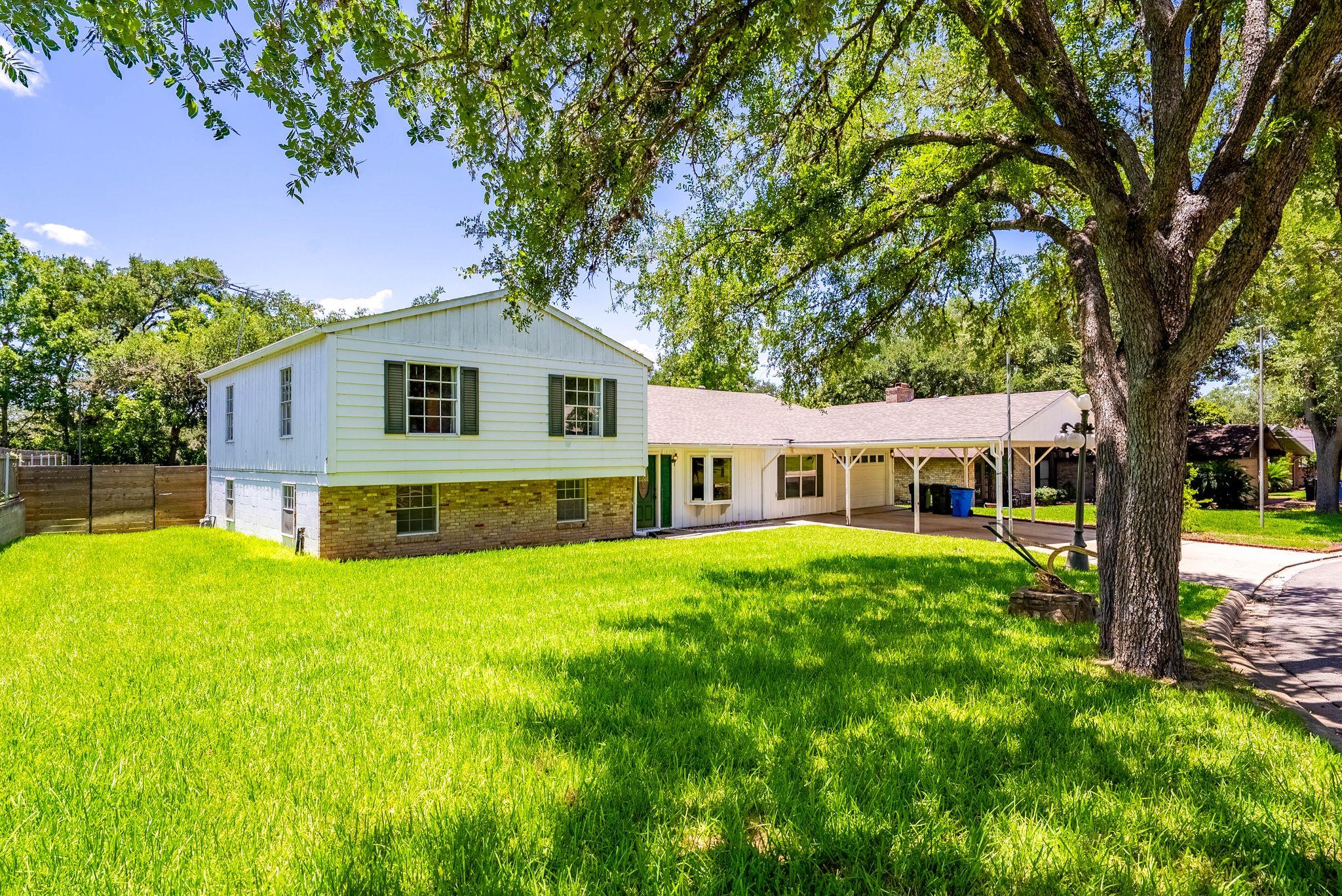 730 Gloria Dr, Seguin, TX 78155