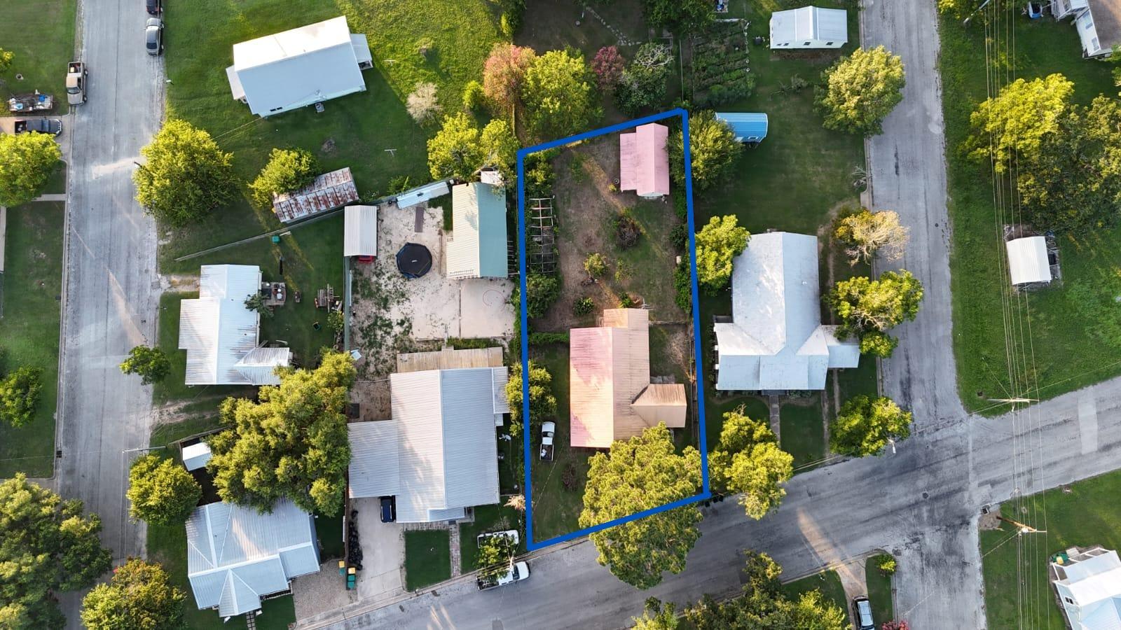 935 E Upper Line St, La Grange, TX 78945