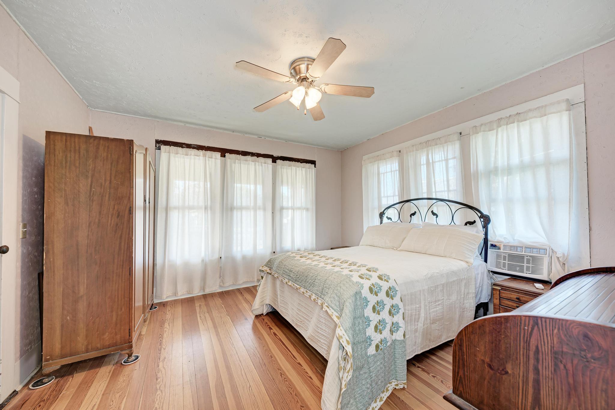 935 E Upper Line St, La Grange, TX 78945