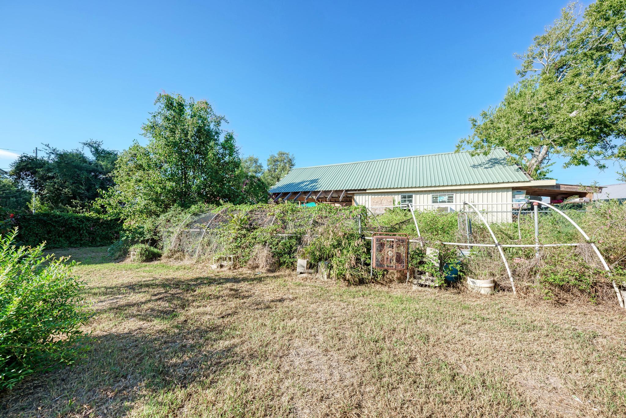 935 E Upper Line St, La Grange, TX 78945
