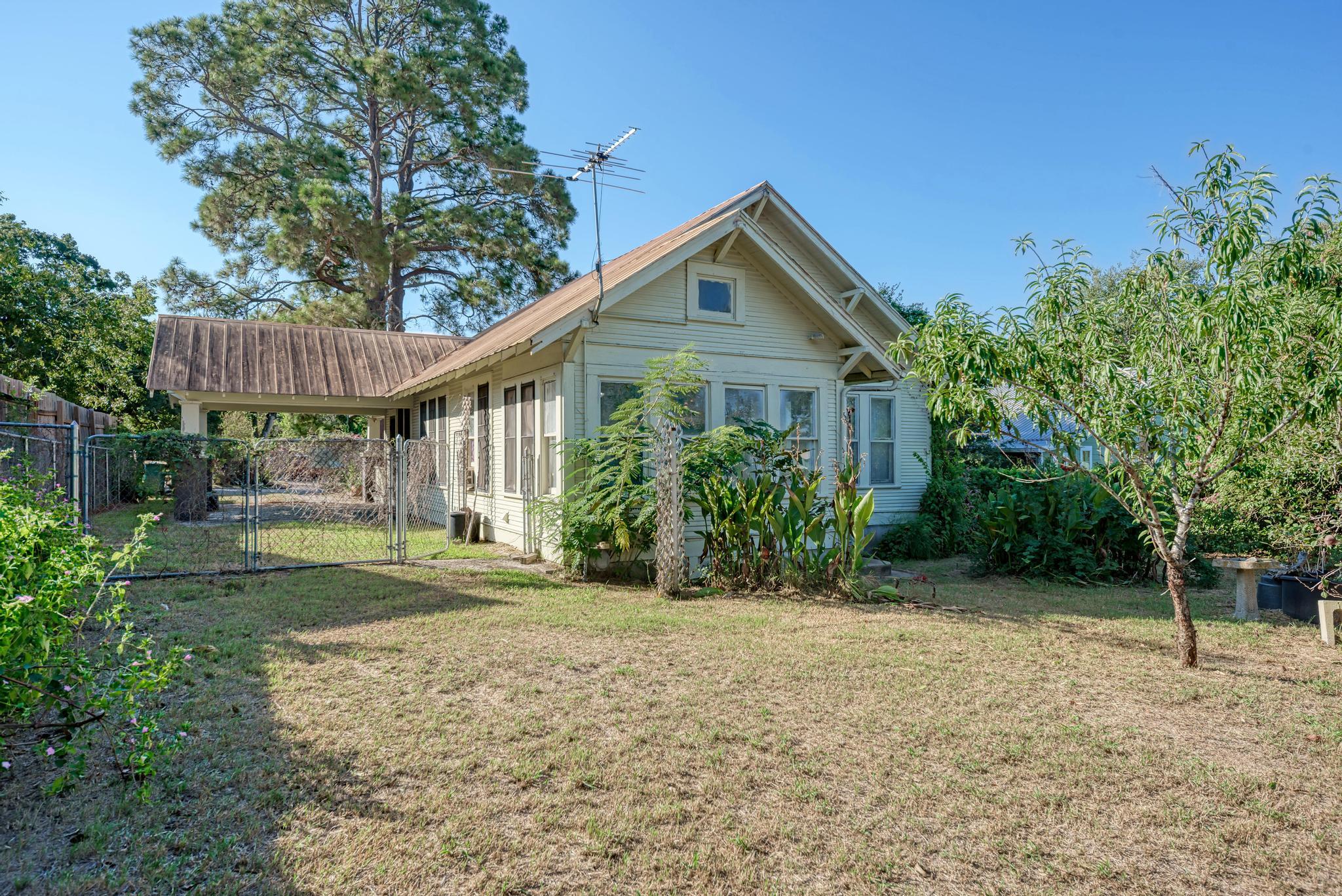 935 E Upper Line St, La Grange, TX 78945