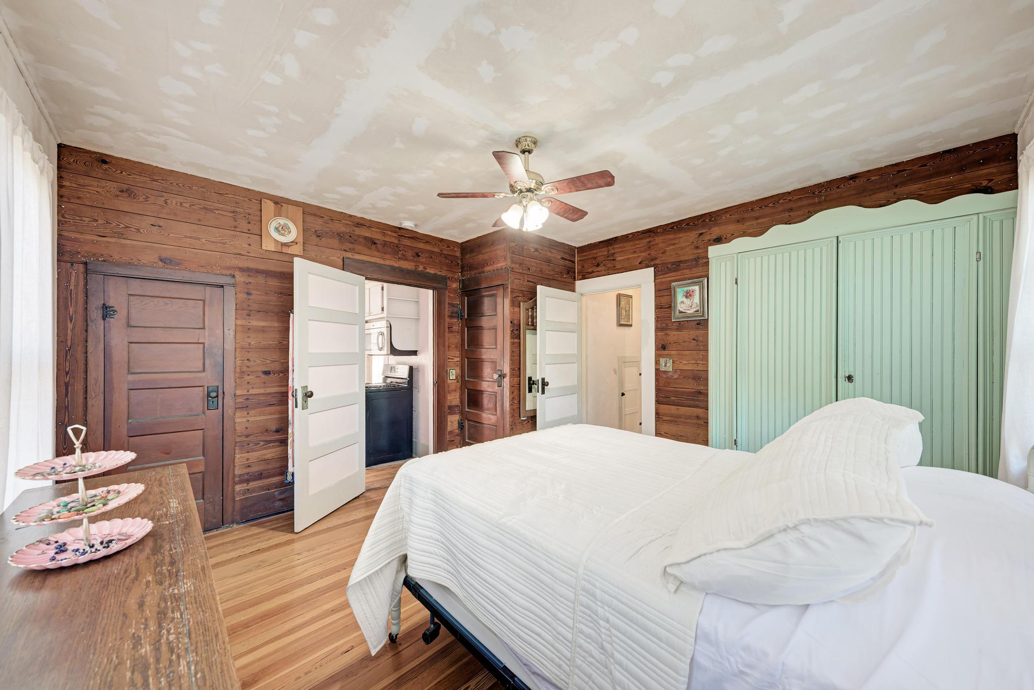 935 E Upper Line St, La Grange, TX 78945