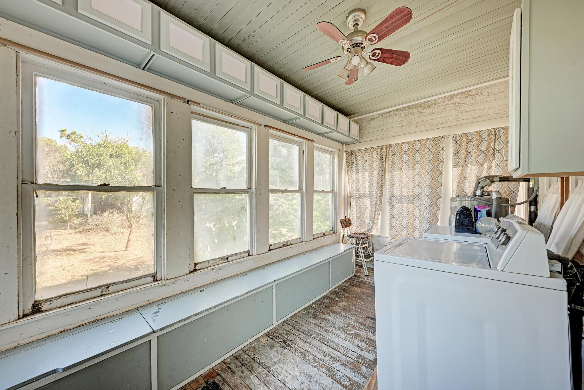 935 E Upper Line St, La Grange, TX 78945