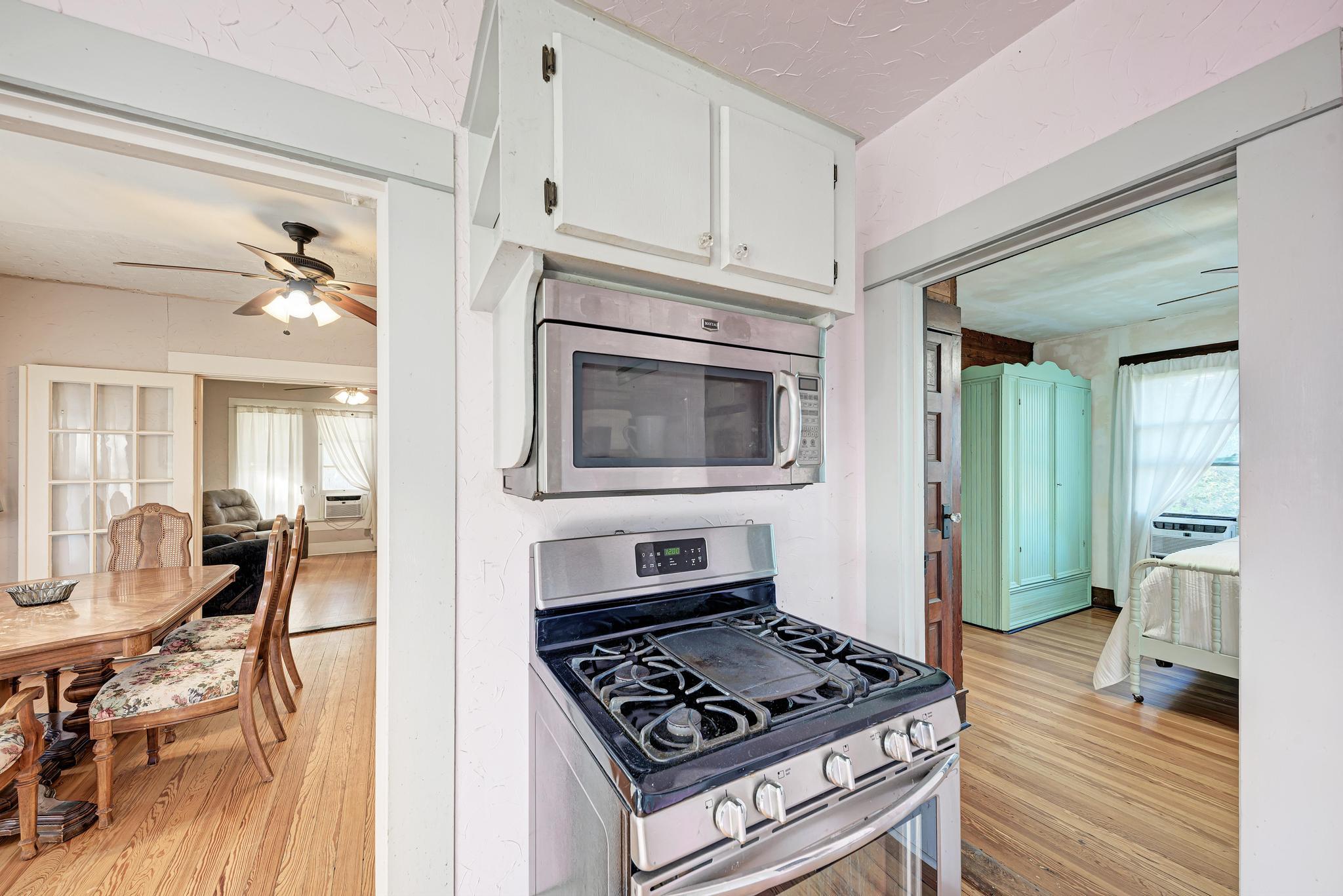 935 E Upper Line St, La Grange, TX 78945