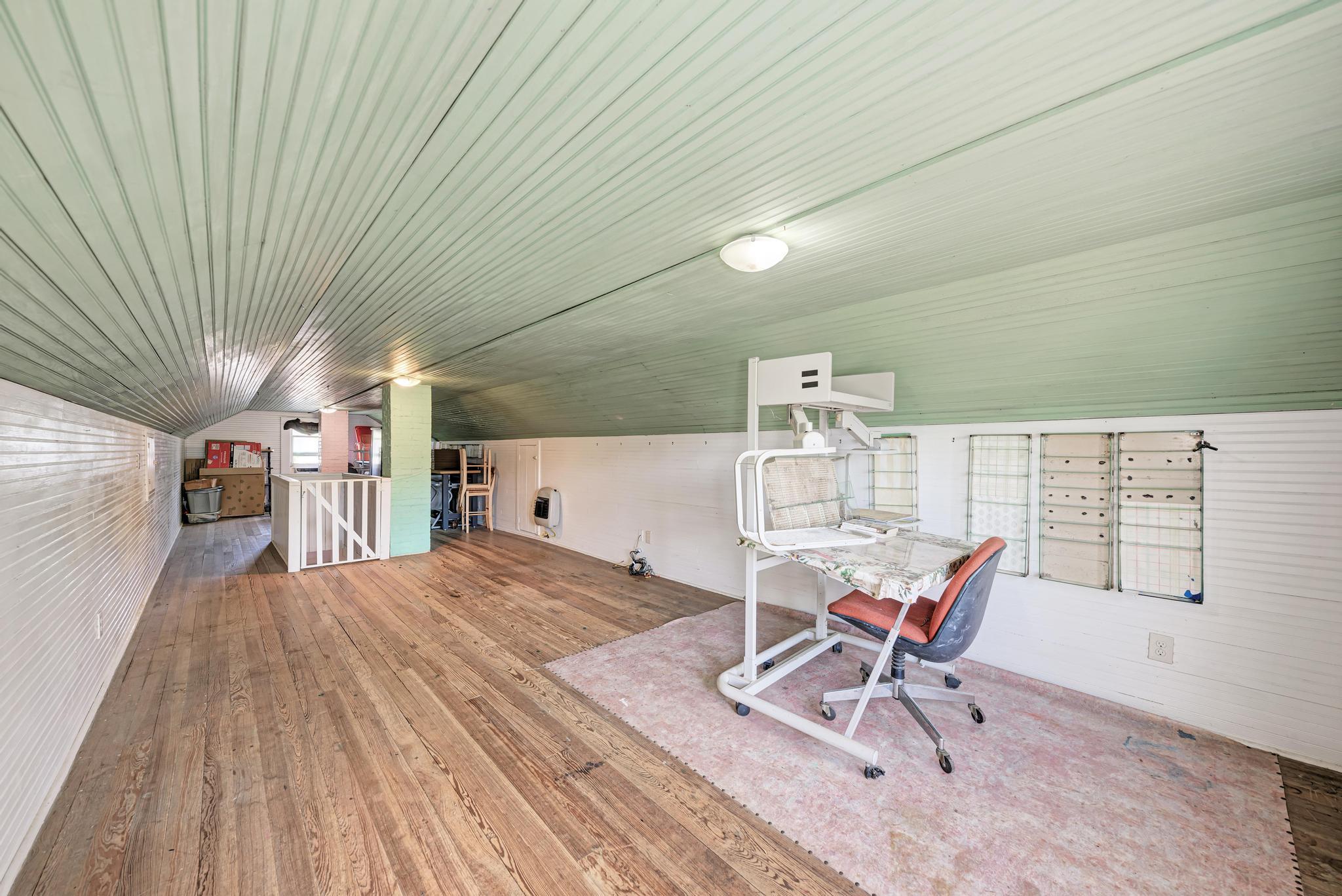 935 E Upper Line St, La Grange, TX 78945