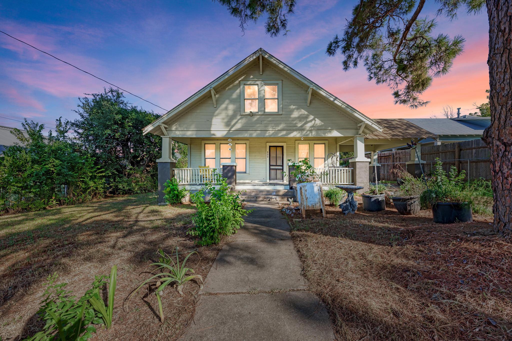 935 E Upper Line St, La Grange, TX 78945