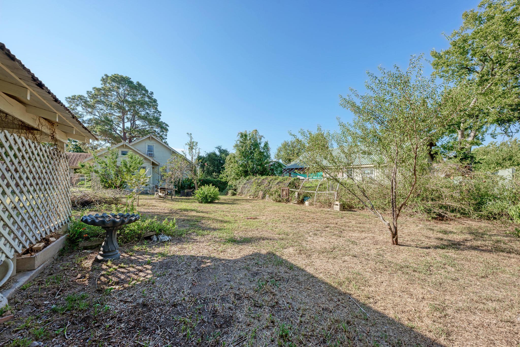 935 E Upper Line St, La Grange, TX 78945