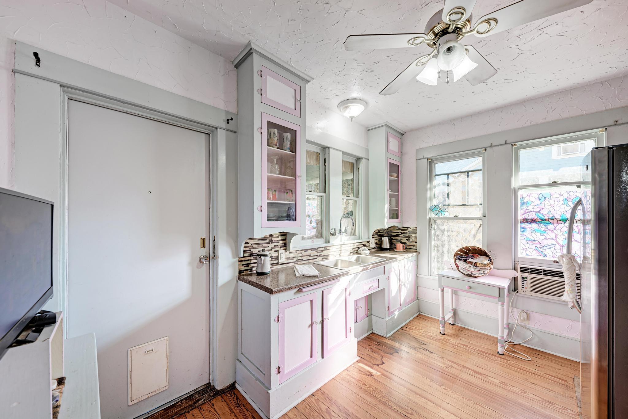 935 E Upper Line St, La Grange, TX 78945