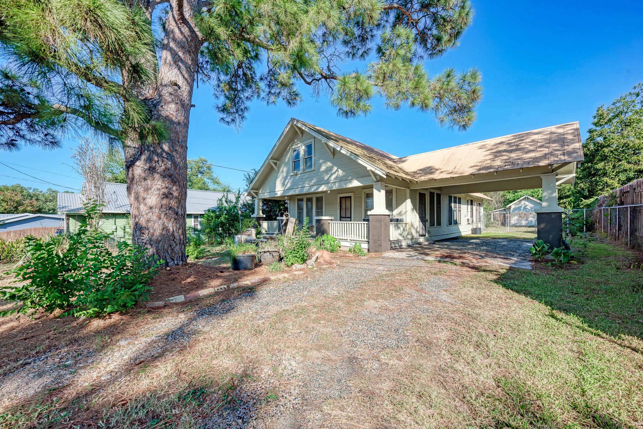 935 E Upper Line St, La Grange, TX 78945