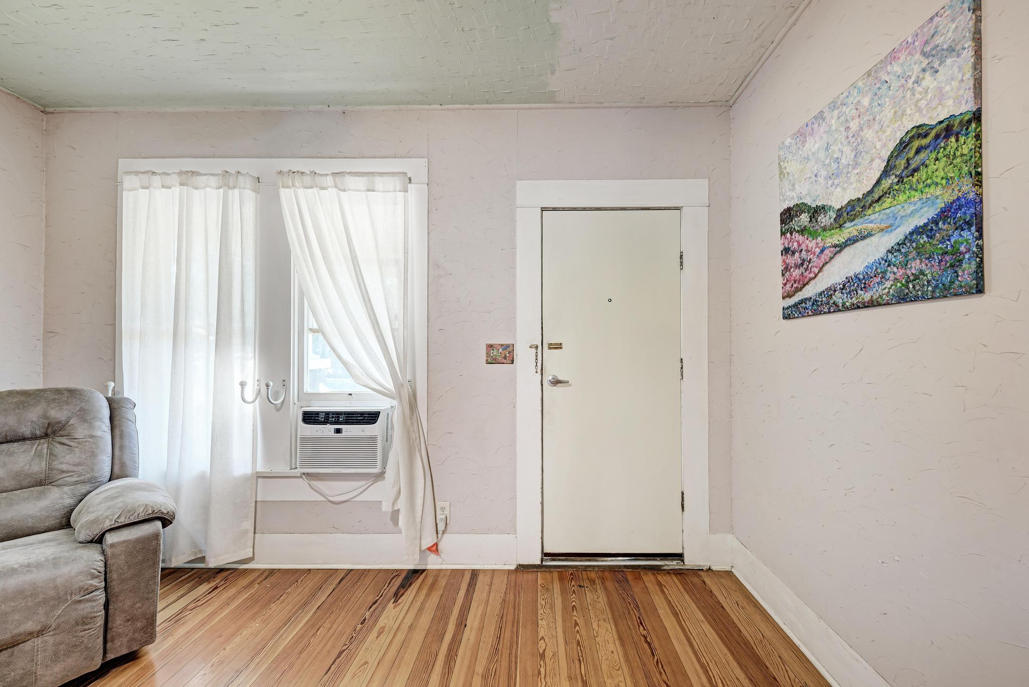 935 E Upper Line St, La Grange, TX 78945