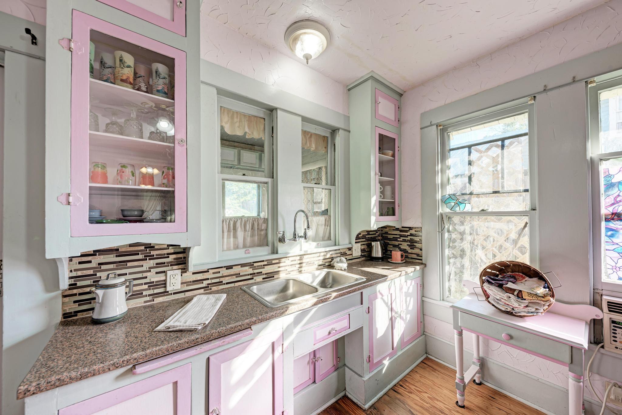 935 E Upper Line St, La Grange, TX 78945