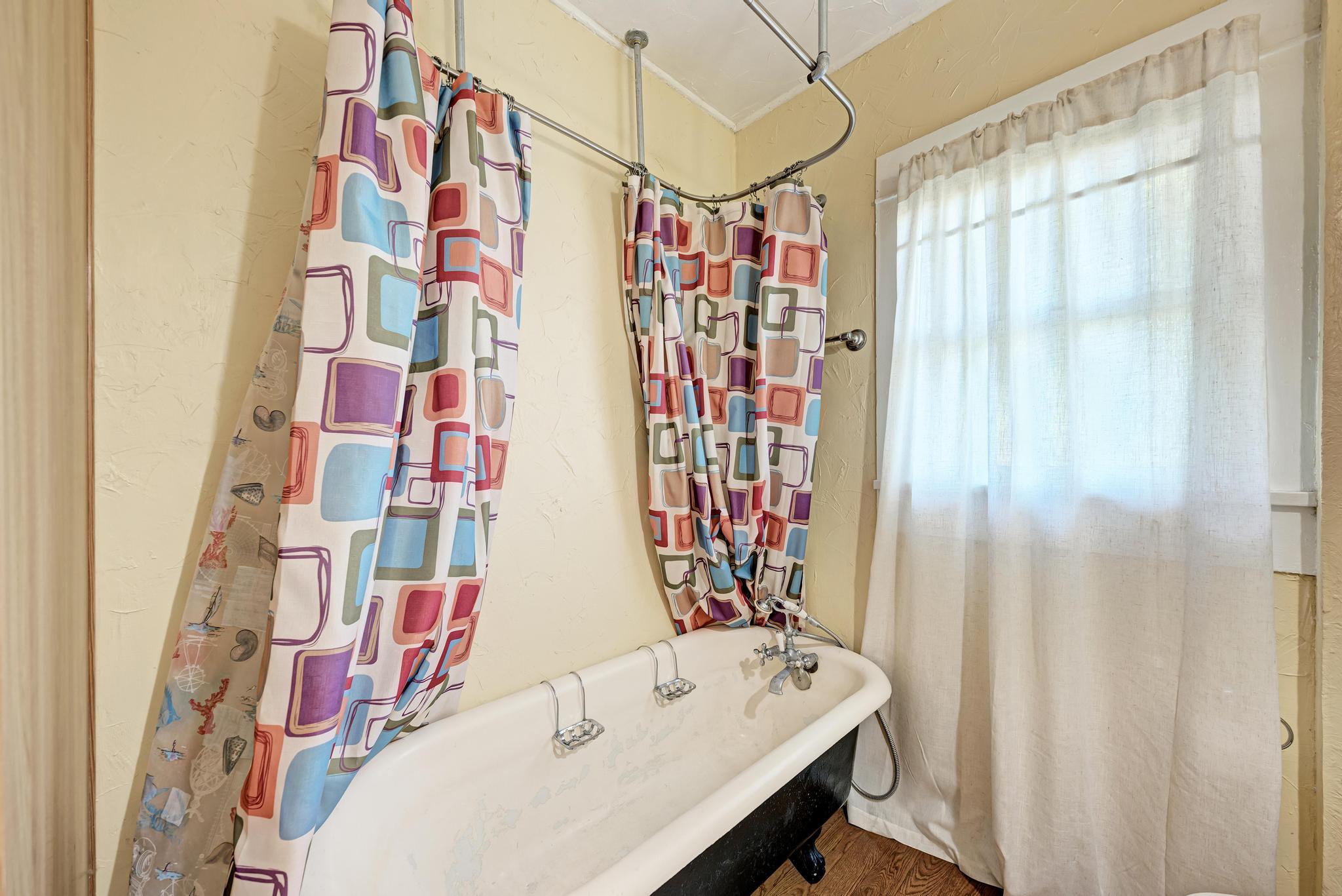 935 E Upper Line St, La Grange, TX 78945