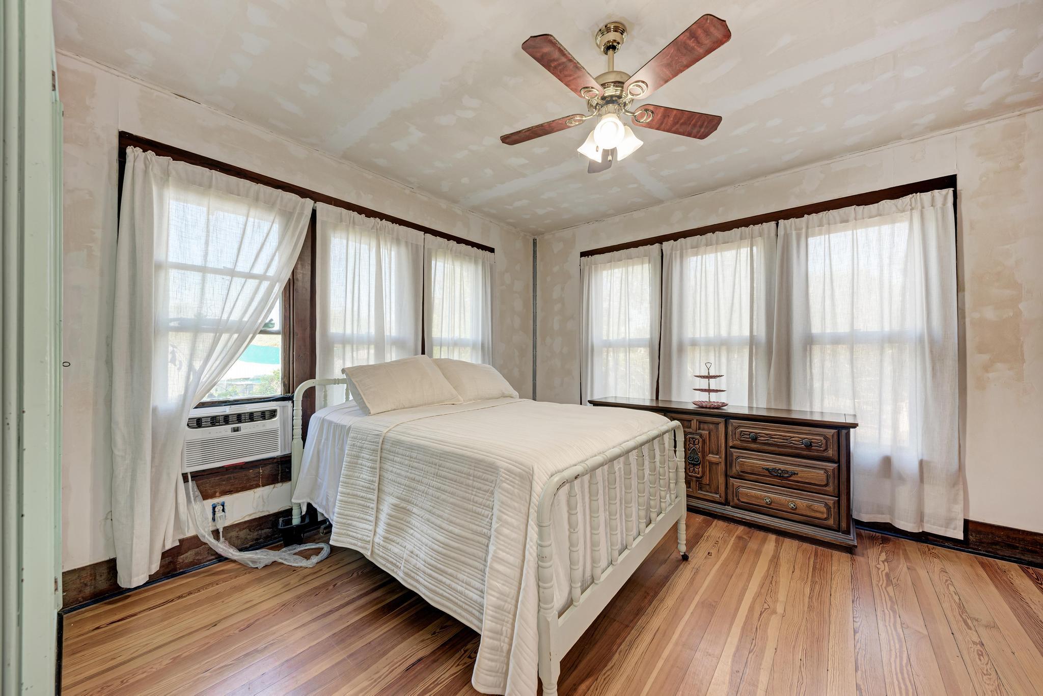 935 E Upper Line St, La Grange, TX 78945