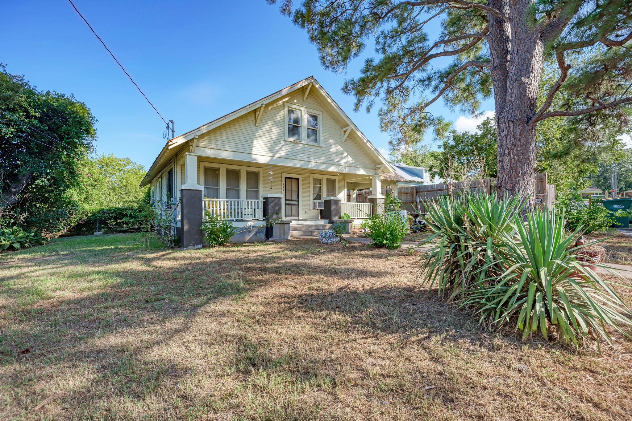935 E Upper Line St, La Grange, TX 78945
