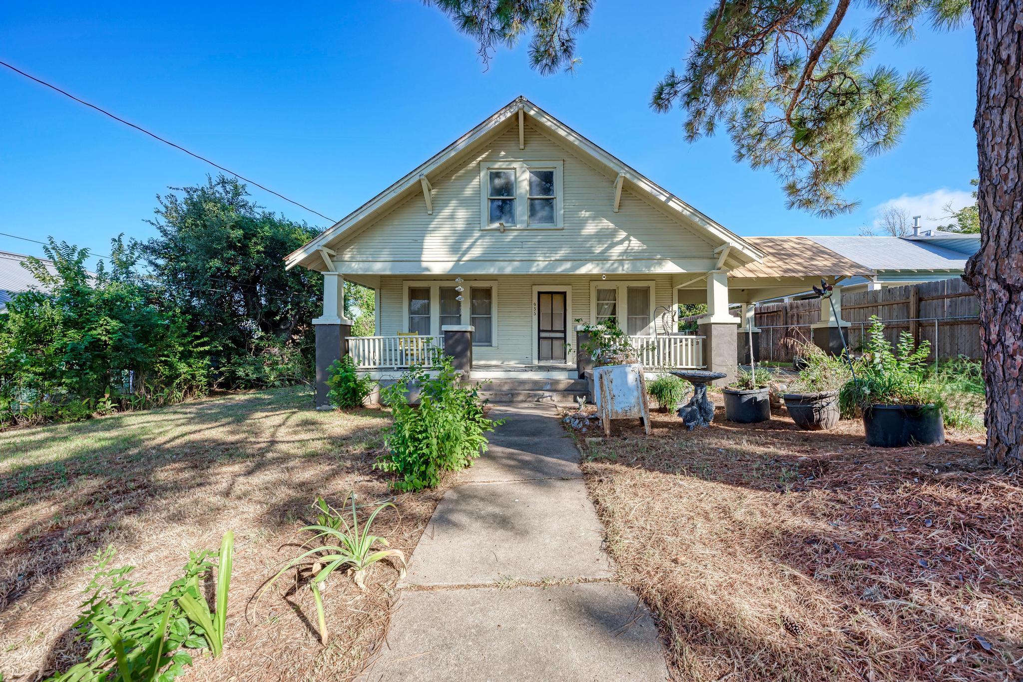 935 E Upper Line St, La Grange, TX 78945