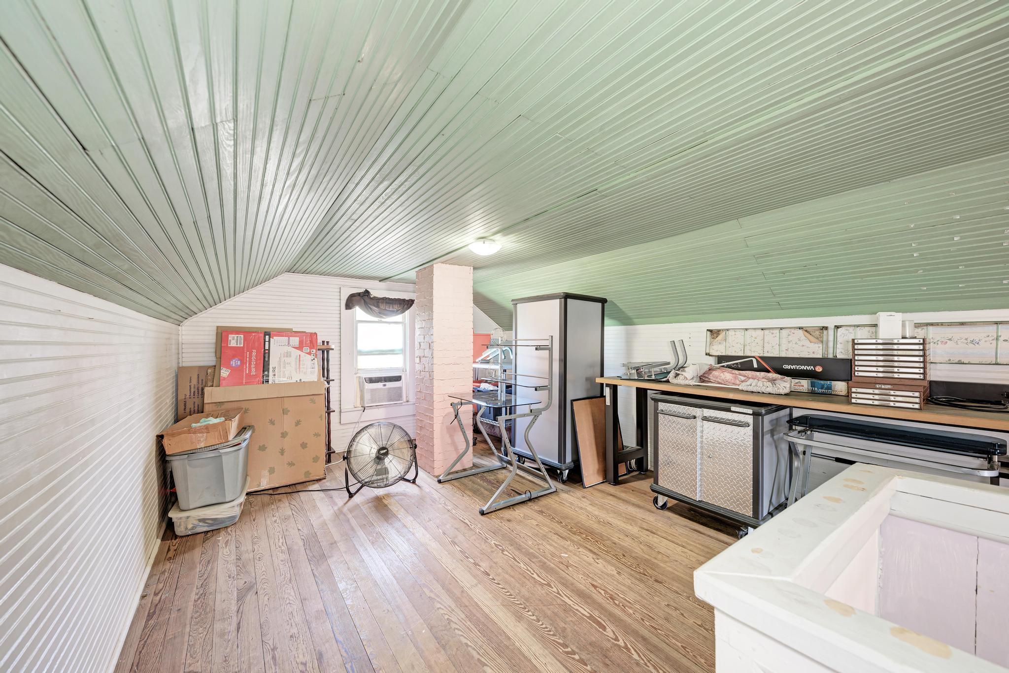 935 E Upper Line St, La Grange, TX 78945