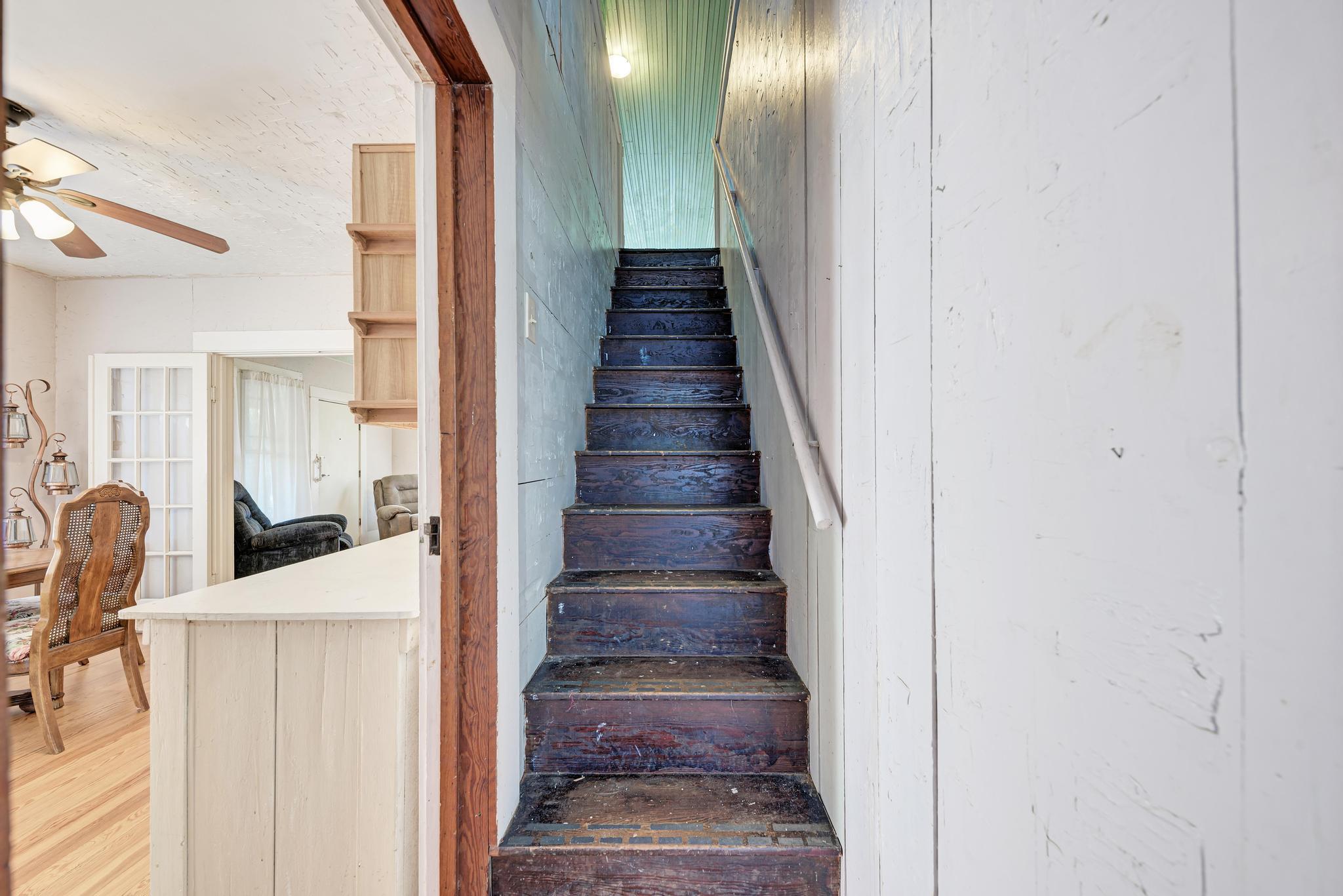 935 E Upper Line St, La Grange, TX 78945