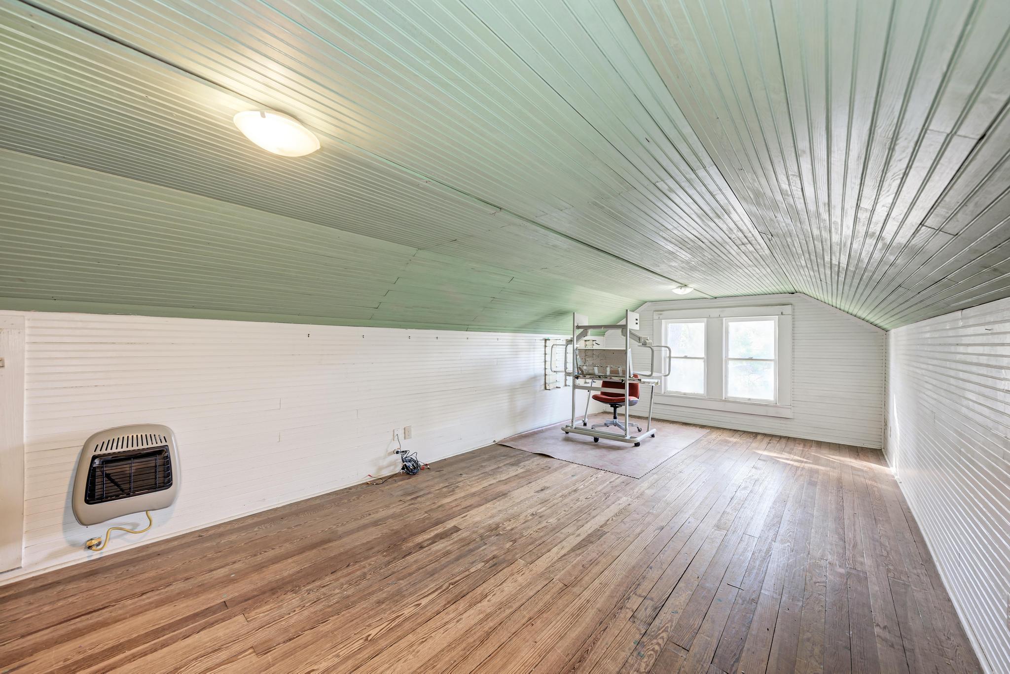 935 E Upper Line St, La Grange, TX 78945