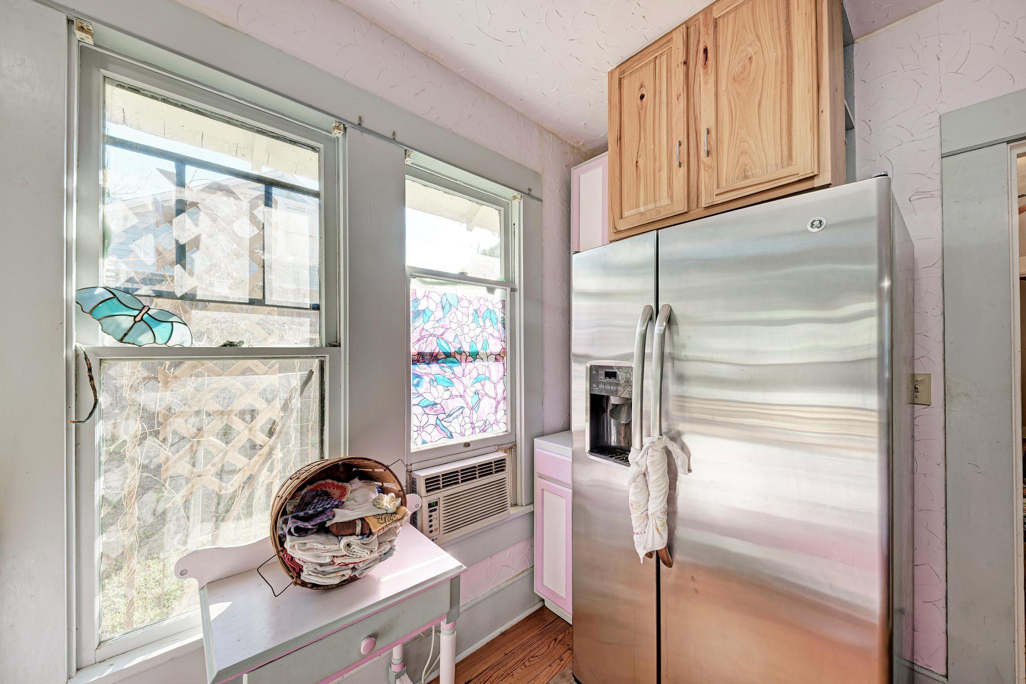 935 E Upper Line St, La Grange, TX 78945