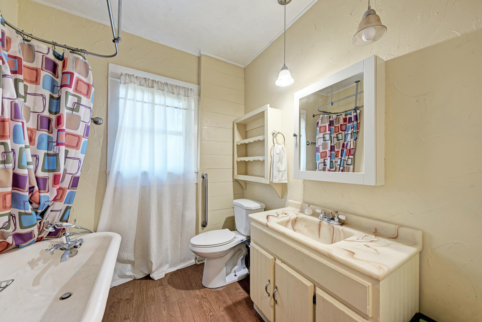 935 E Upper Line St, La Grange, TX 78945