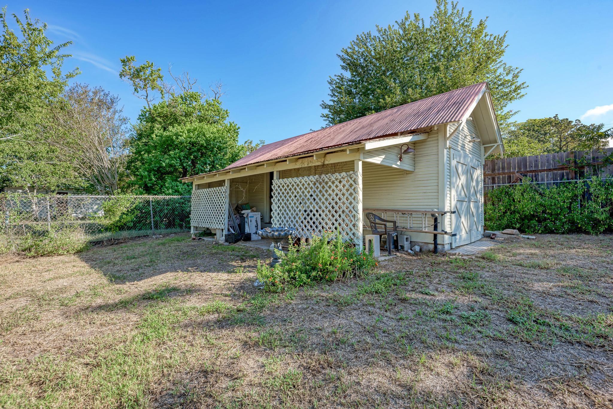 935 E Upper Line St, La Grange, TX 78945