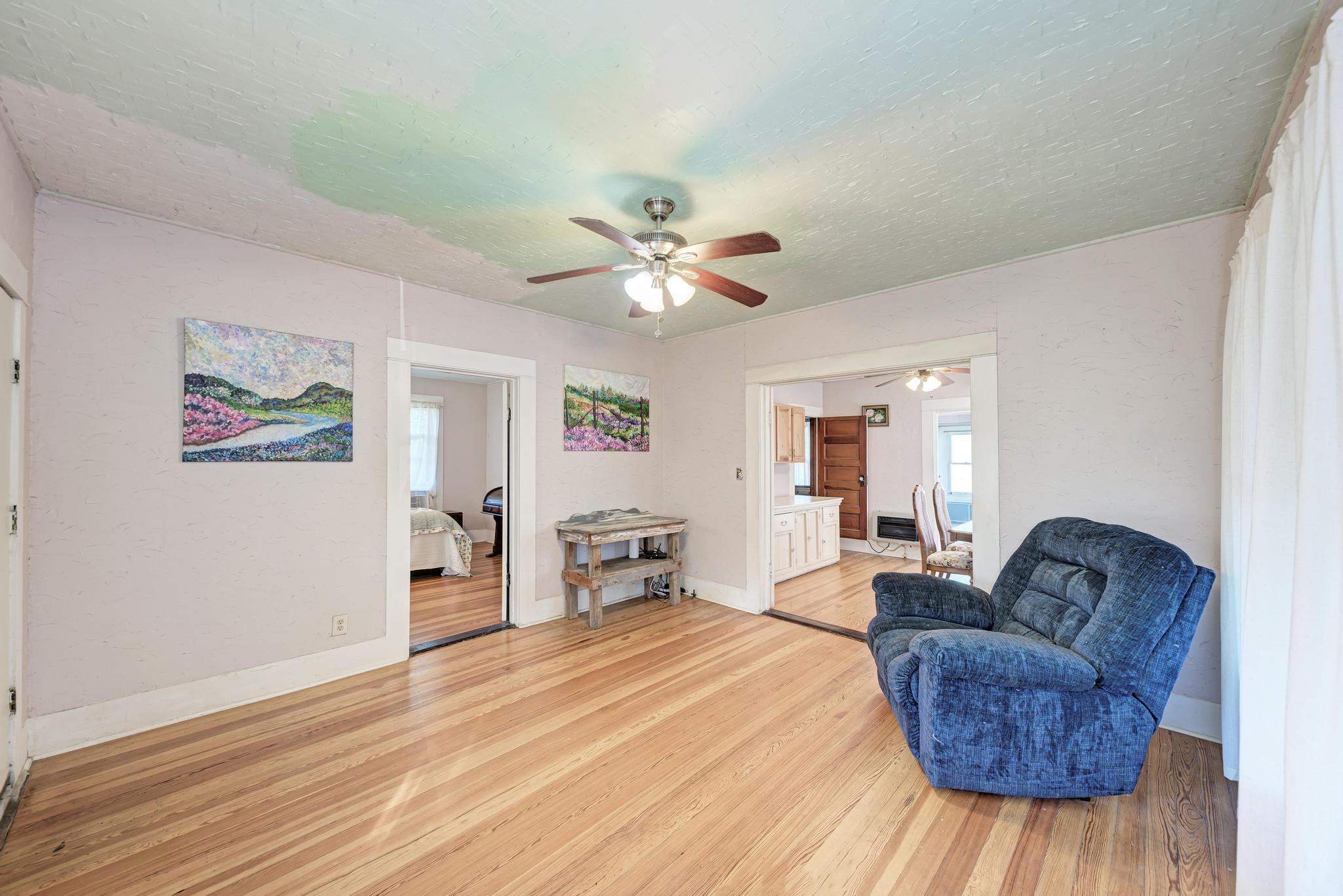 935 E Upper Line St, La Grange, TX 78945