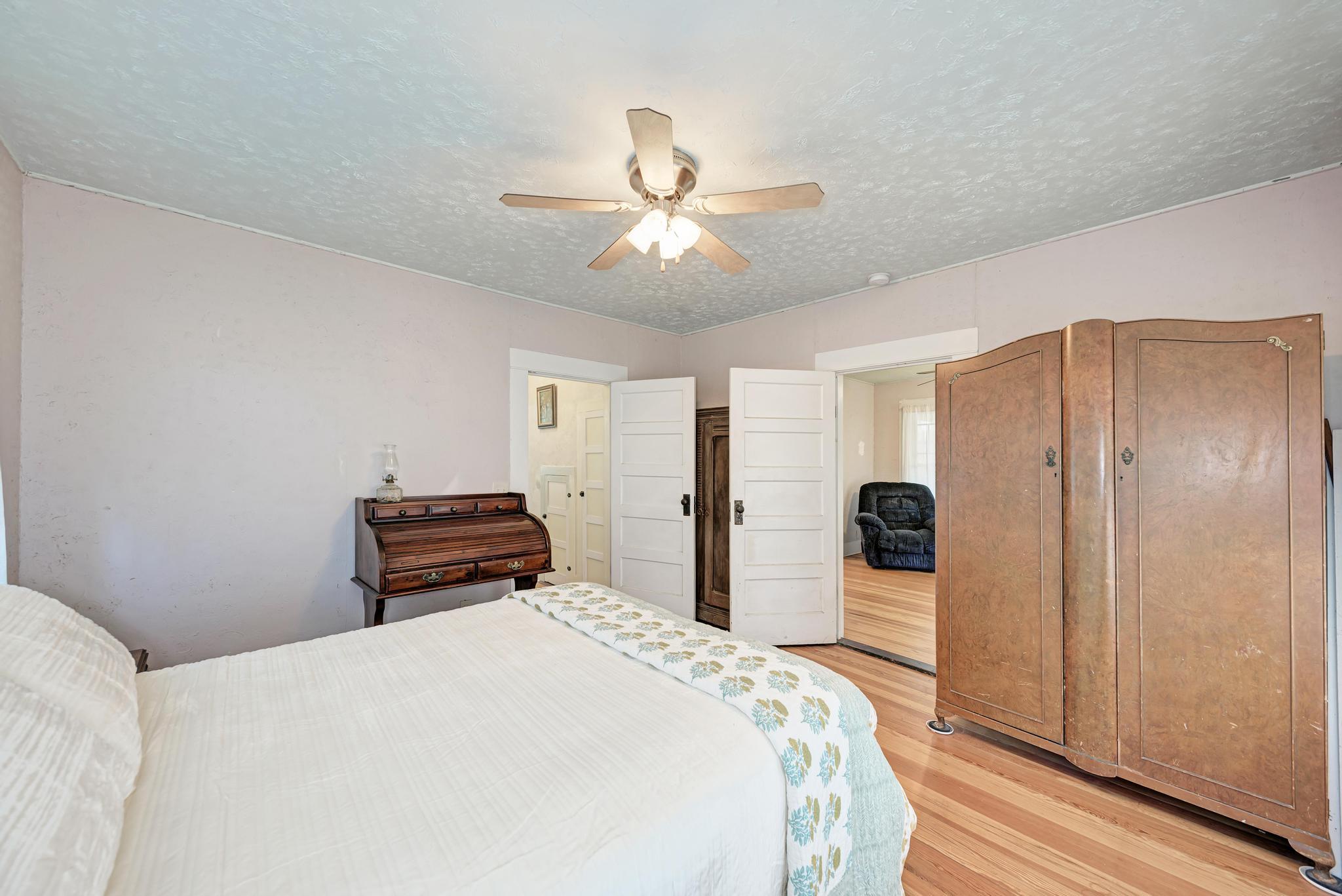 935 E Upper Line St, La Grange, TX 78945