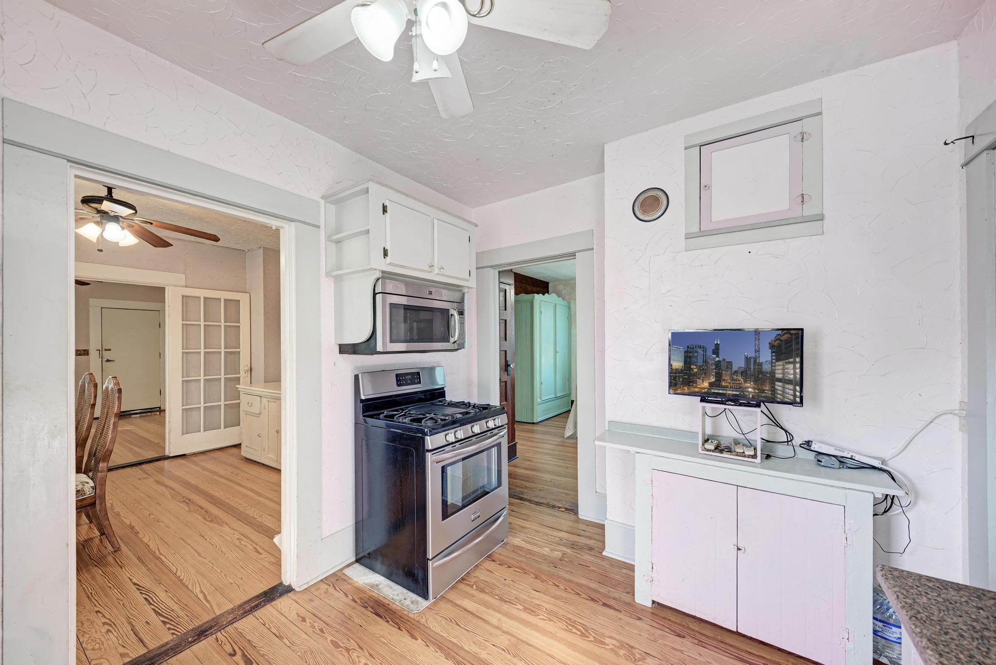 935 E Upper Line St, La Grange, TX 78945