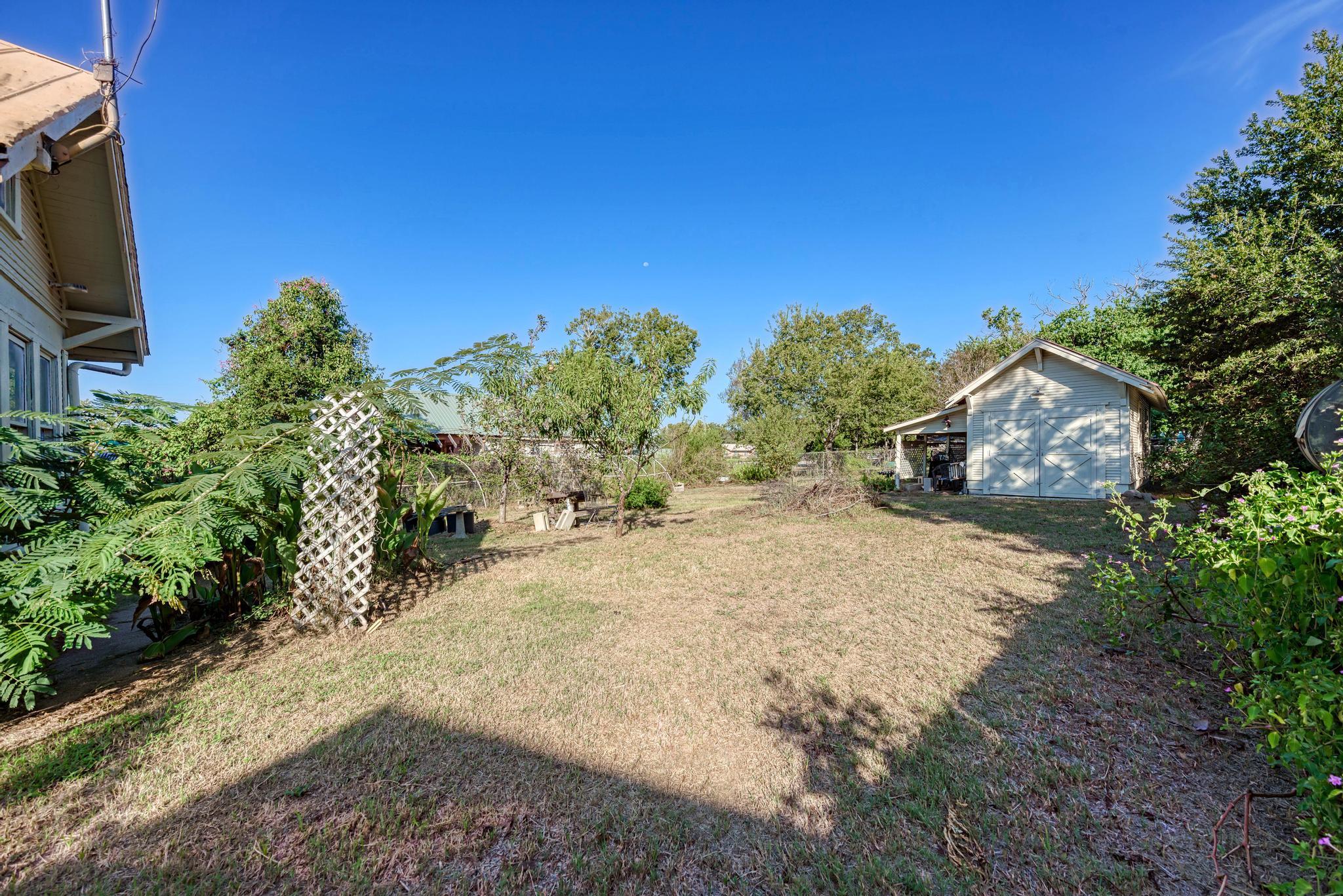 935 E Upper Line St, La Grange, TX 78945