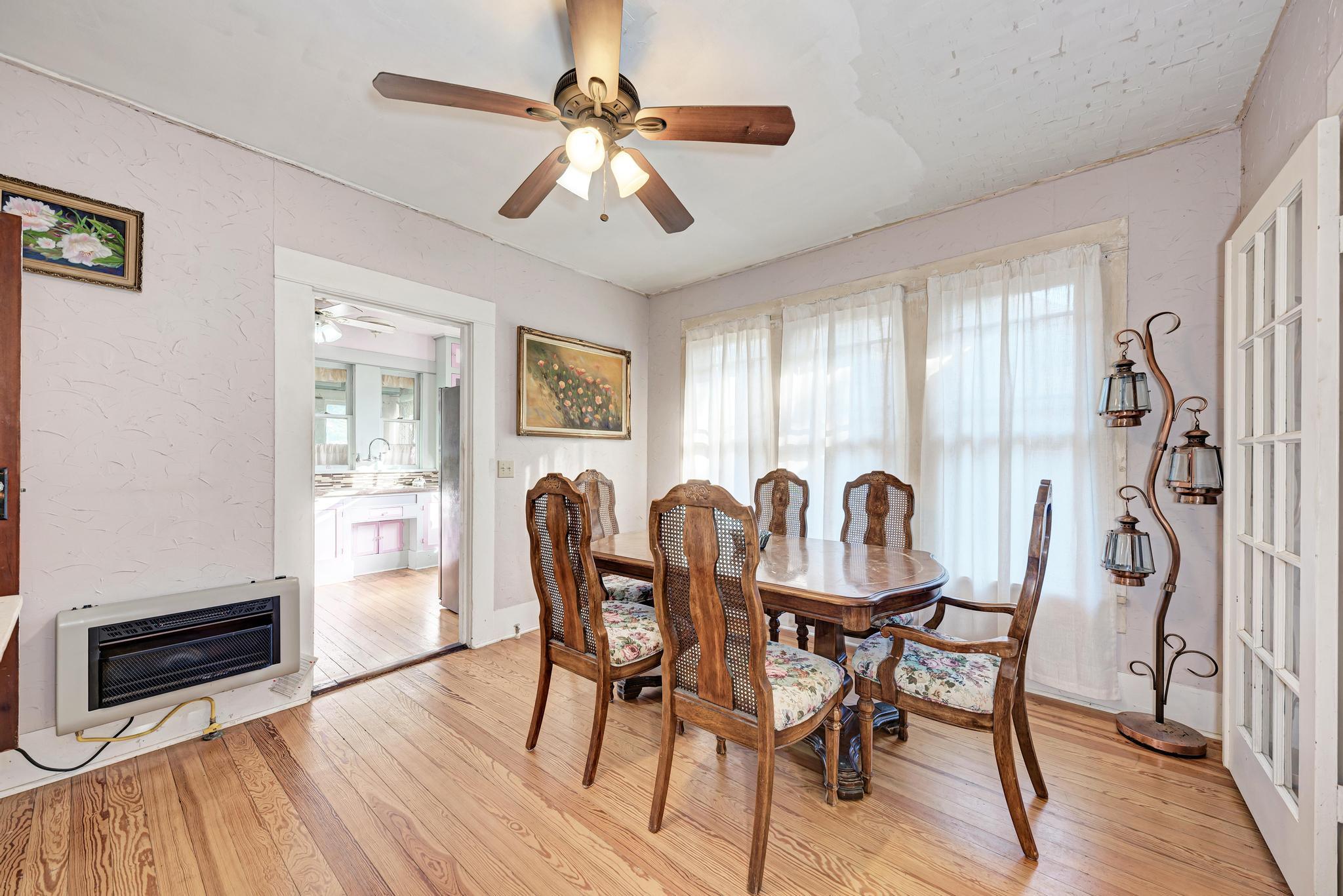 935 E Upper Line St, La Grange, TX 78945