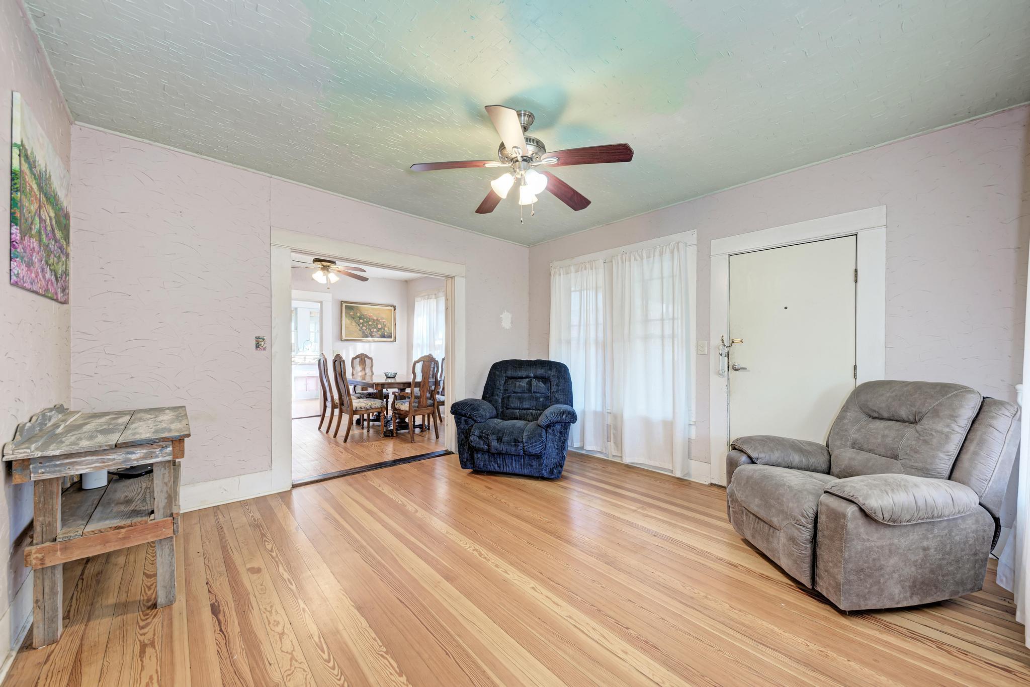 935 E Upper Line St, La Grange, TX 78945