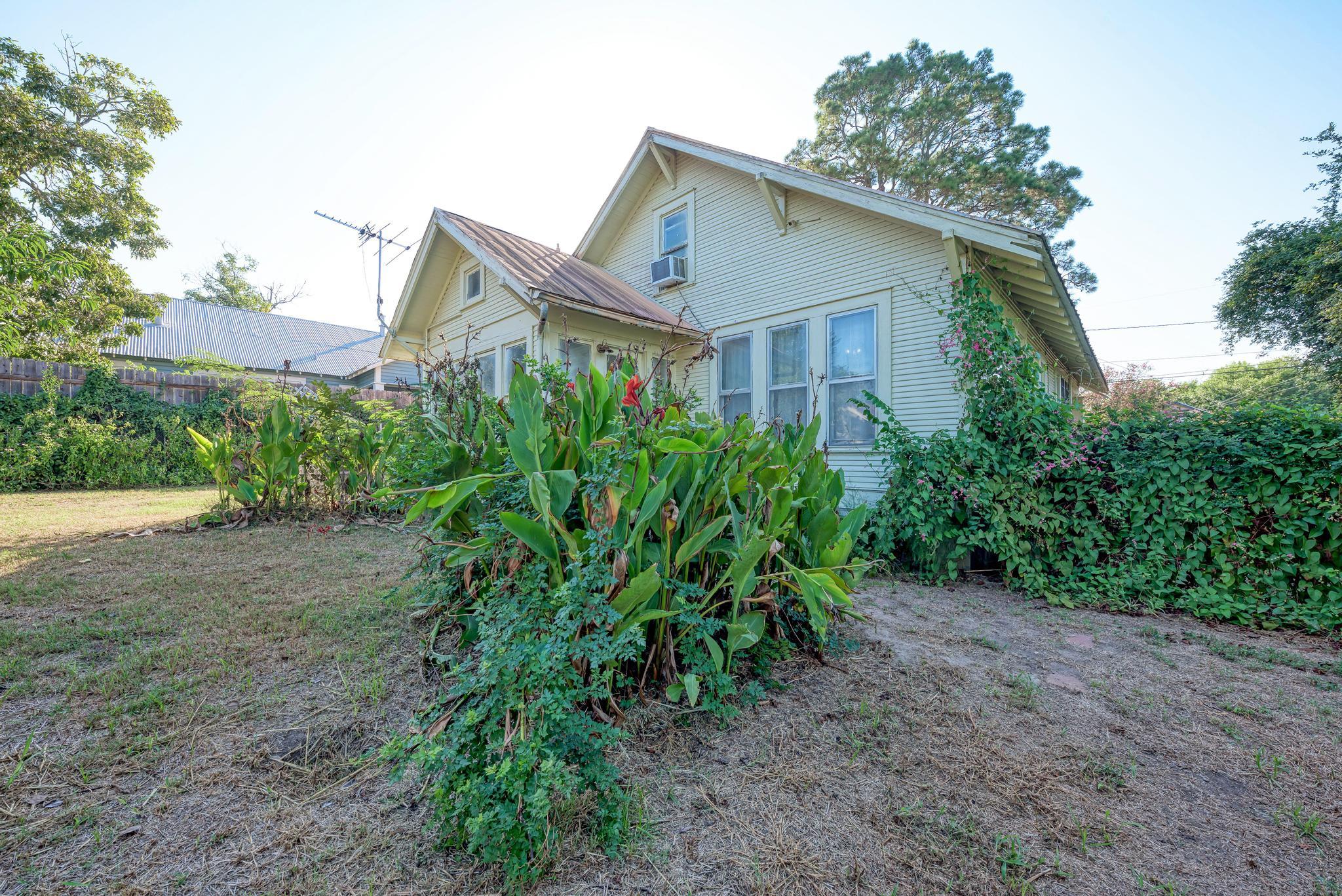 935 E Upper Line St, La Grange, TX 78945