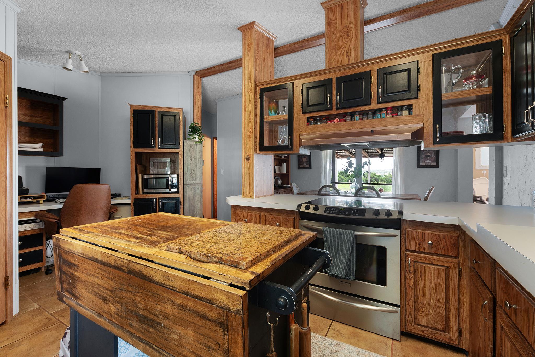 635 Ramms Dr, Florence, TX 76527