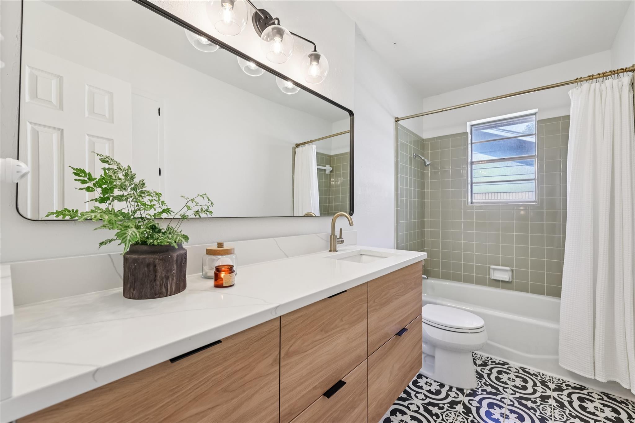 2305 Gladnell St, Taylor, TX 76574