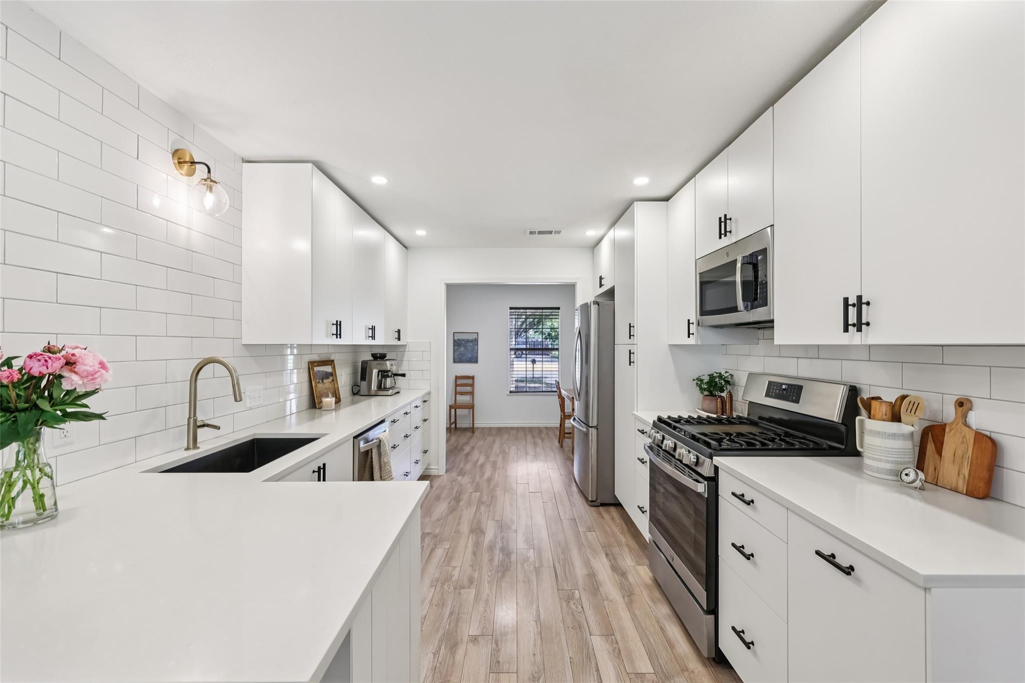 2305 Gladnell St, Taylor, TX 76574